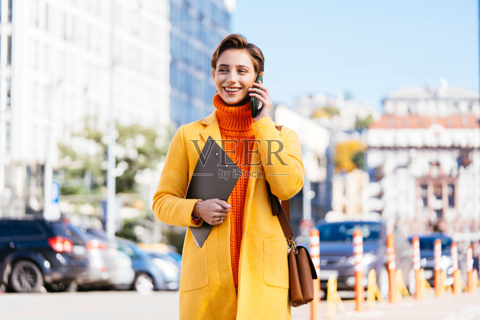 城里一个漂亮的短发姑娘照片摄影图片