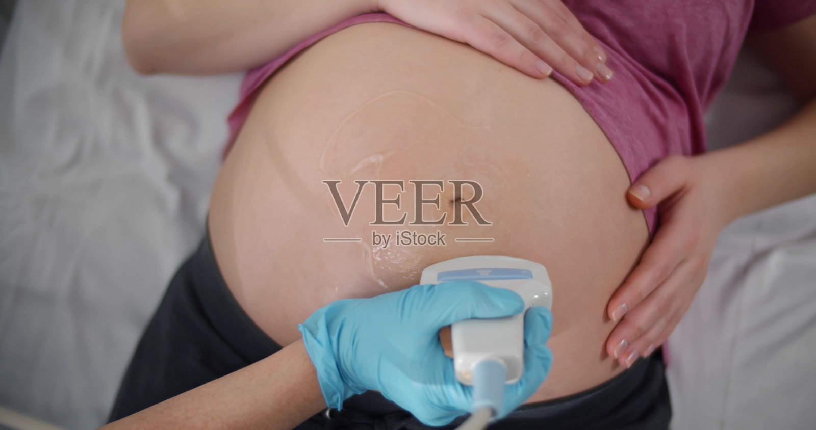 孕妇在诊所进行超声波扫描的特写镜头照片摄影图片