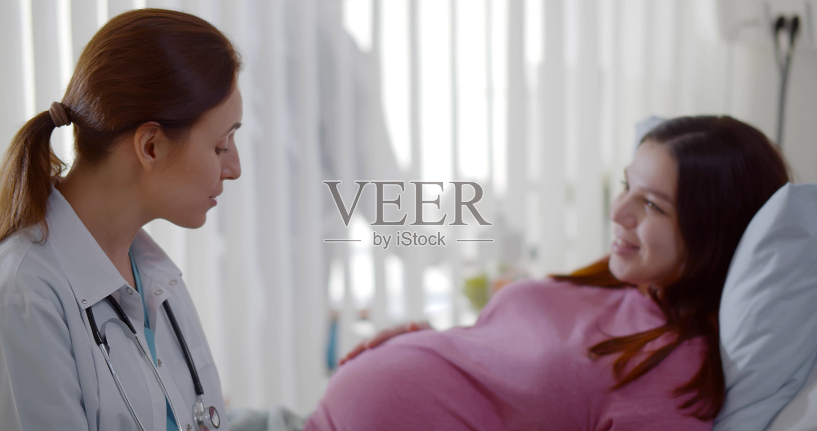 医生在病房支持和鼓励孕妇照片摄影图片