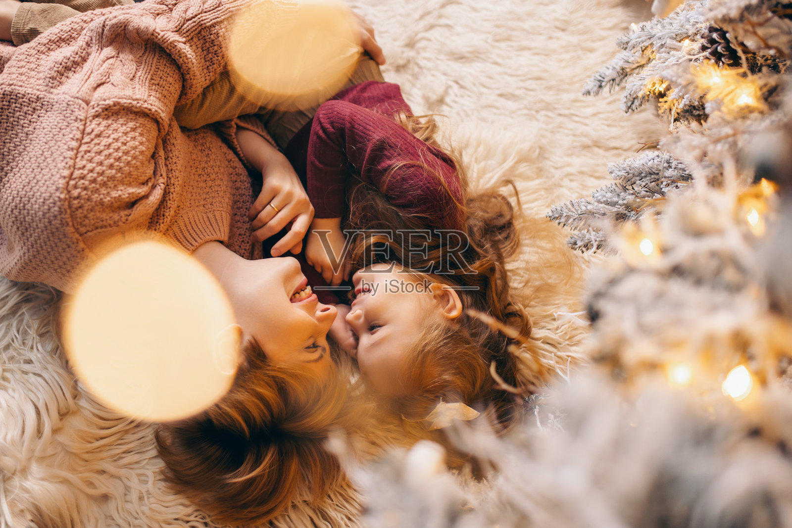 妈妈和女儿在家里装饰好的圣诞客厅里照片摄影图片