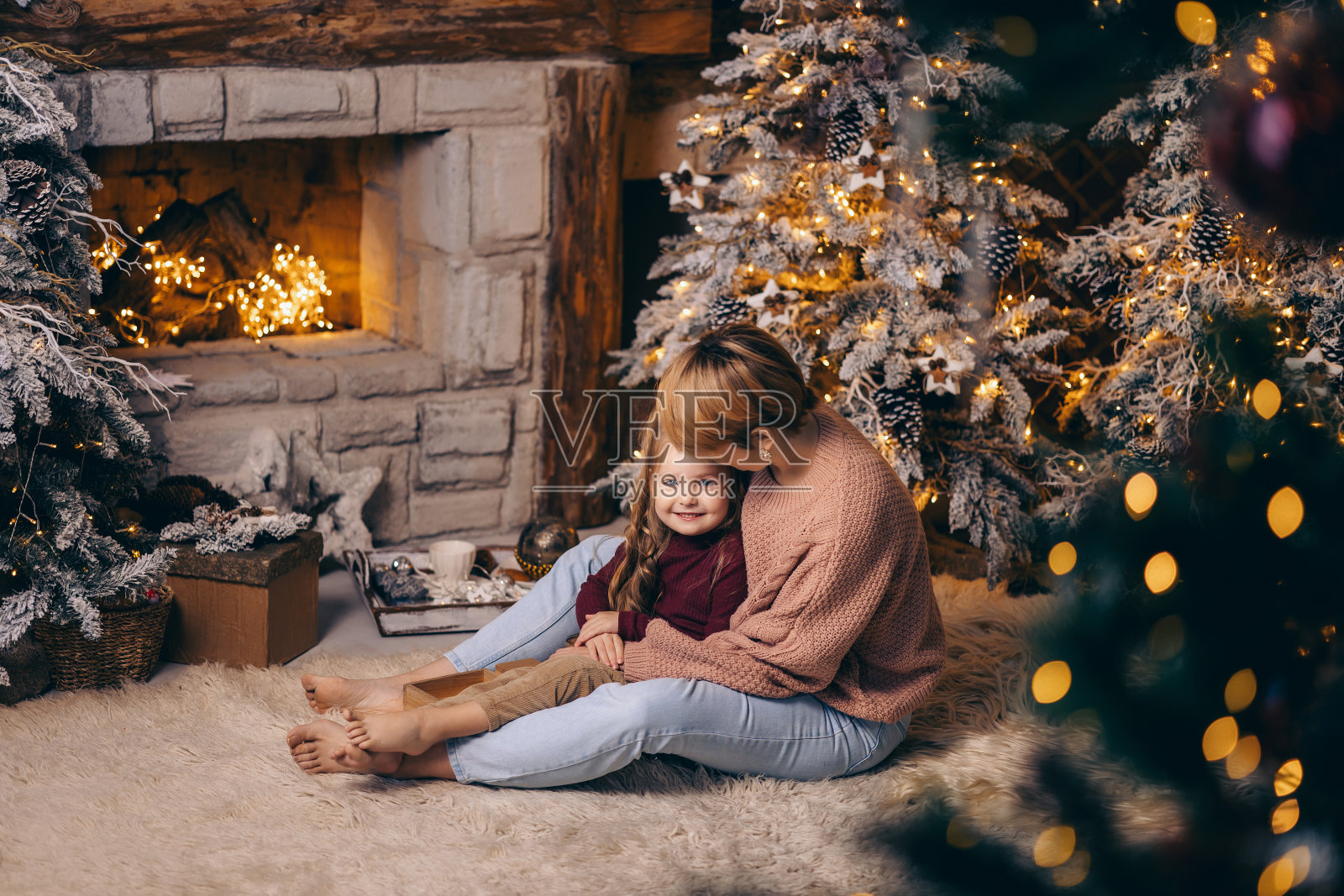妈妈和女儿在家里装饰好的圣诞客厅里照片摄影图片