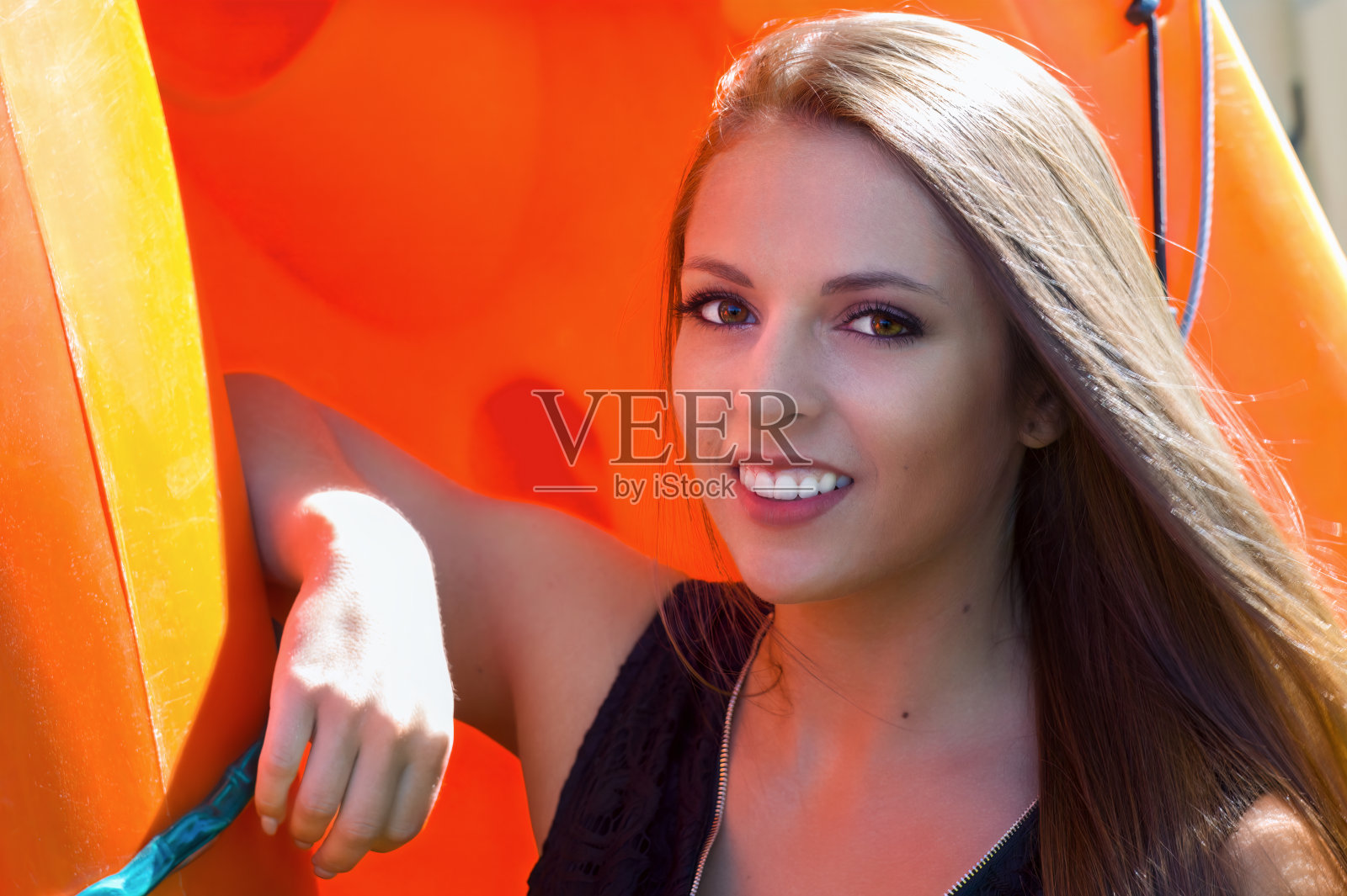 女子在码头划桨船踏板假期橙色灯照片摄影图片