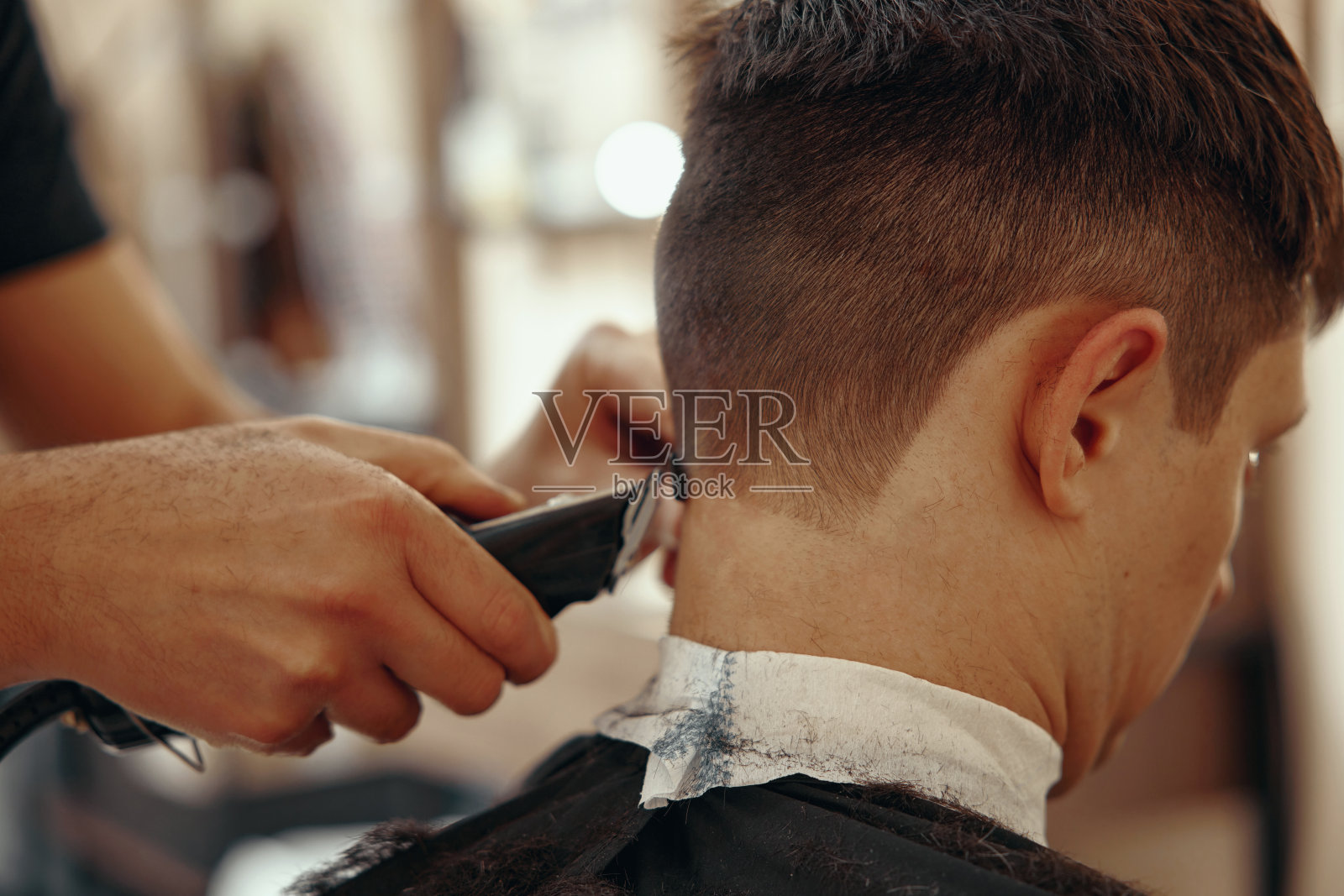 在理发店剃须的白人男子照片摄影图片
