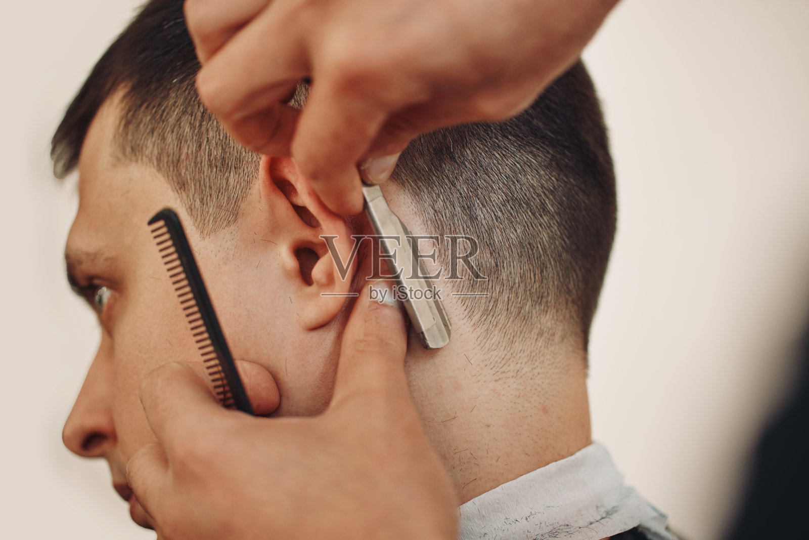 理发师刮胡子男子与复古刀照片摄影图片