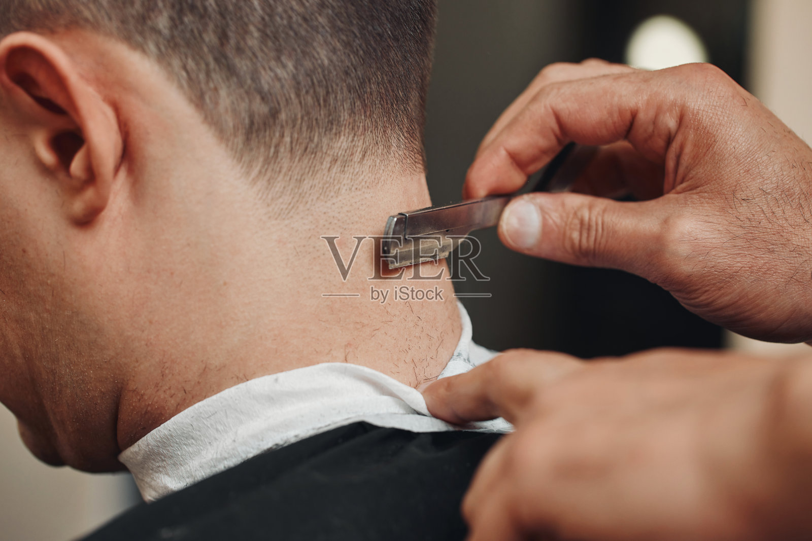 理发师刮胡子男子与复古刀照片摄影图片