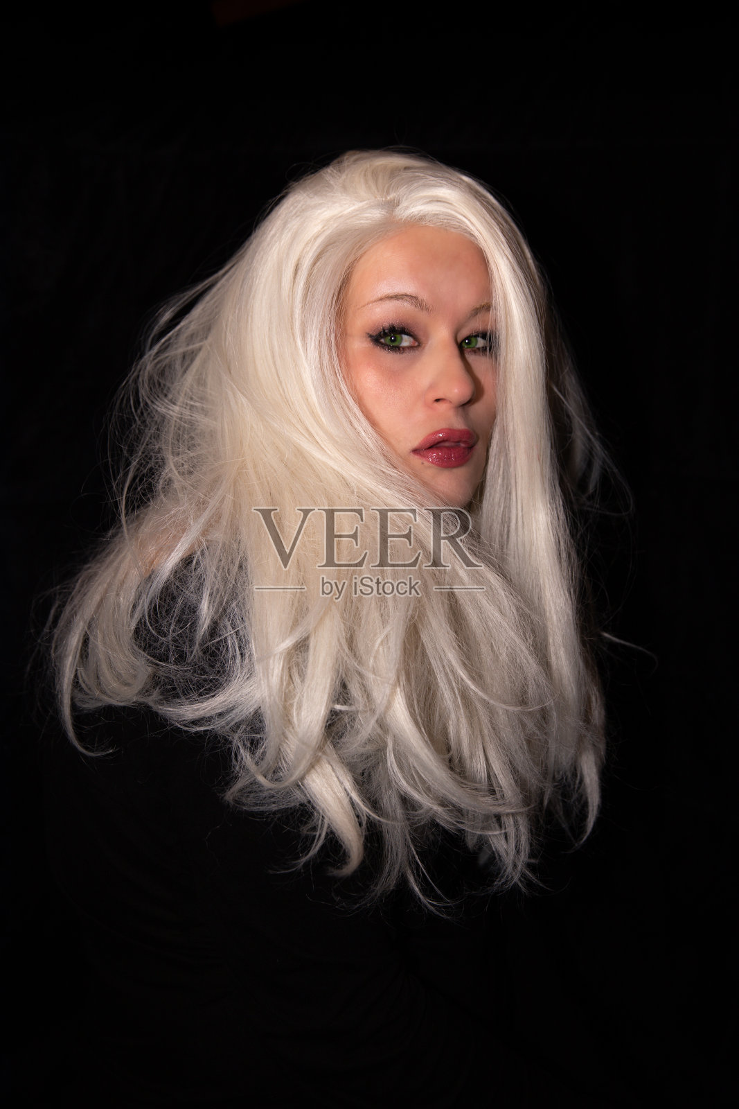 一个美丽的金发女人的肖像与绿色的眼睛照片摄影图片