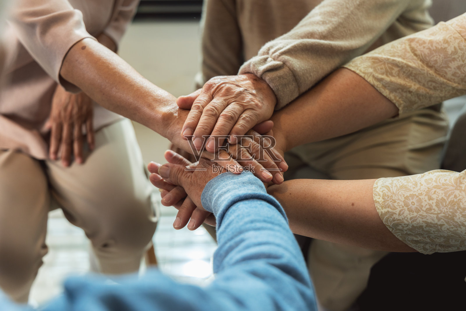 一群亚洲老人手拉手在一起照片摄影图片