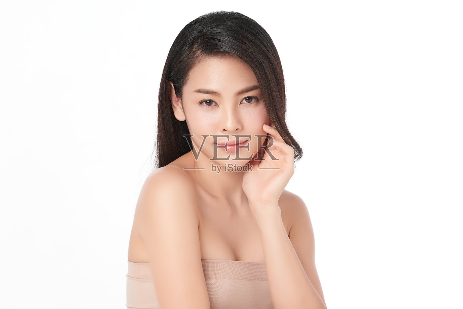 美丽年轻的亚洲女性与清洁新鲜的皮肤在白色的背景，面部护理，面部治疗，美容，美容和水疗，亚洲女性肖像。照片摄影图片