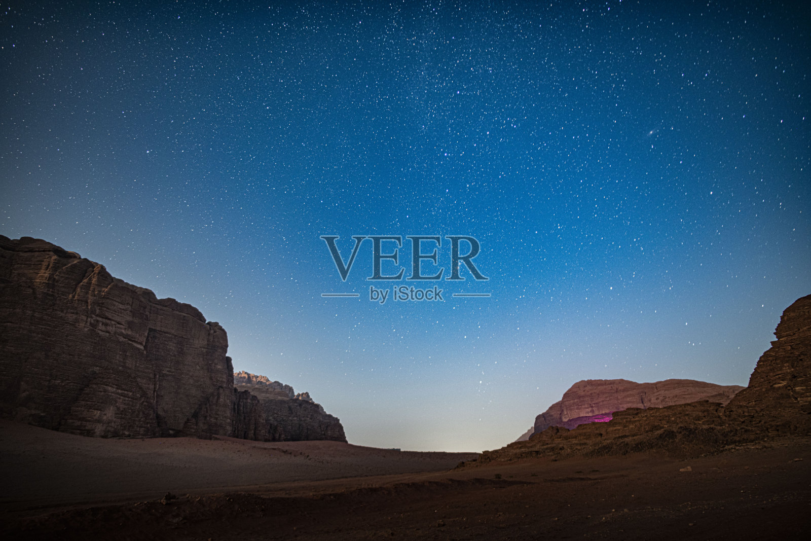 约旦瓦迪拉姆的夜空照片摄影图片