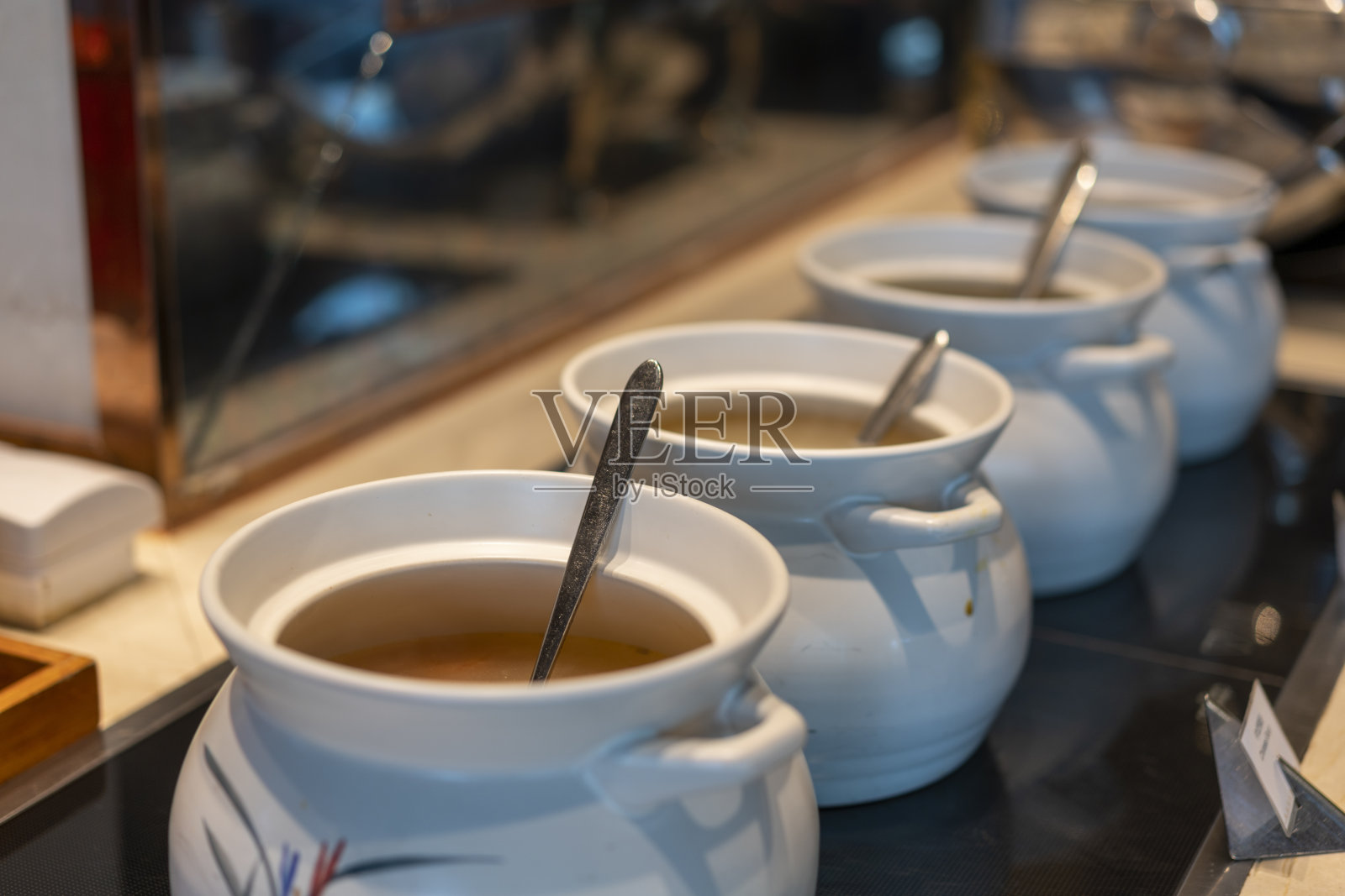 自助餐里有中国汤照片摄影图片