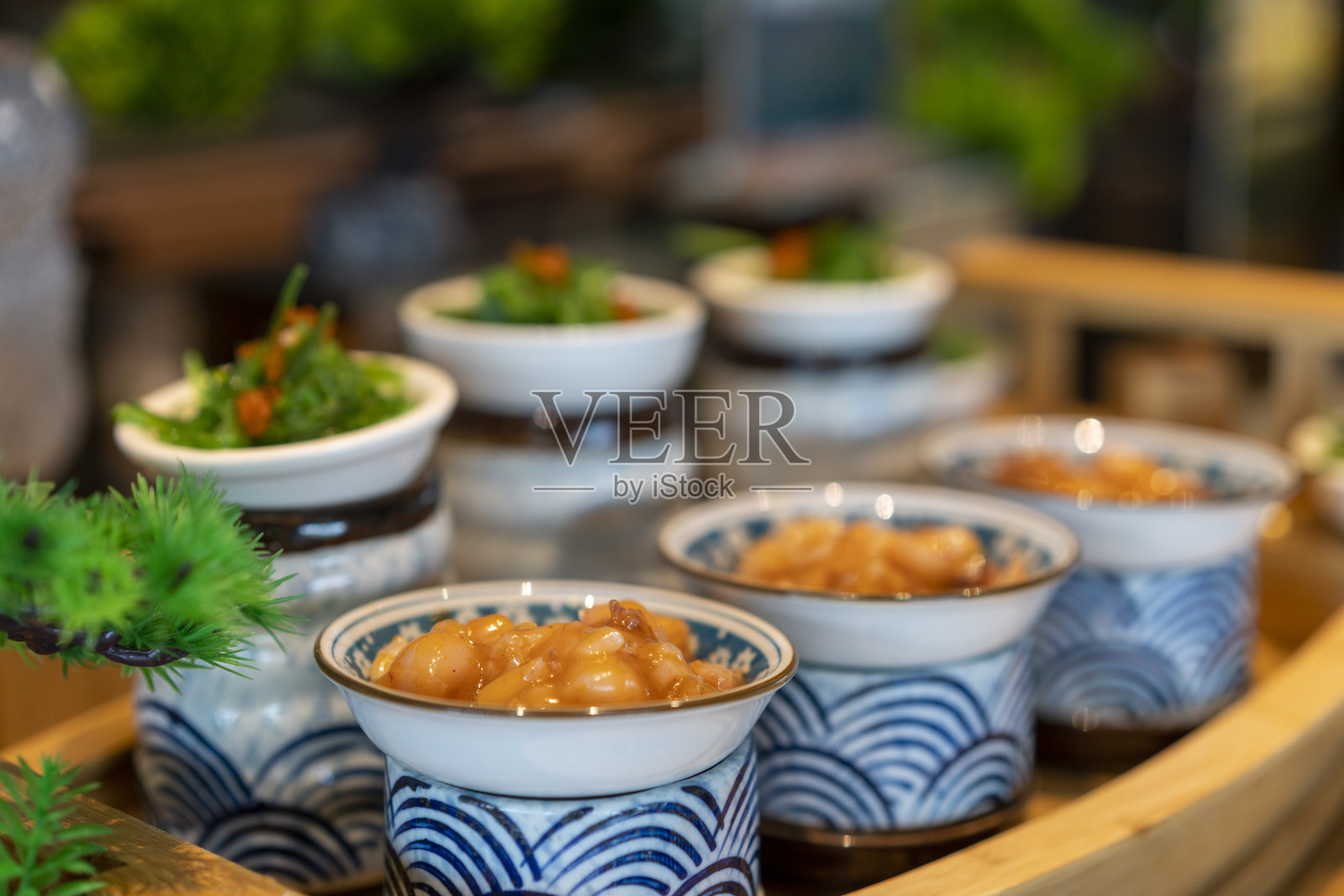 自助餐中有海带沙拉和酱章鱼等日本料理照片摄影图片