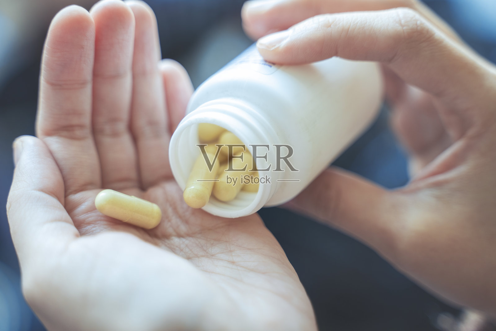 用手心吃药照片摄影图片