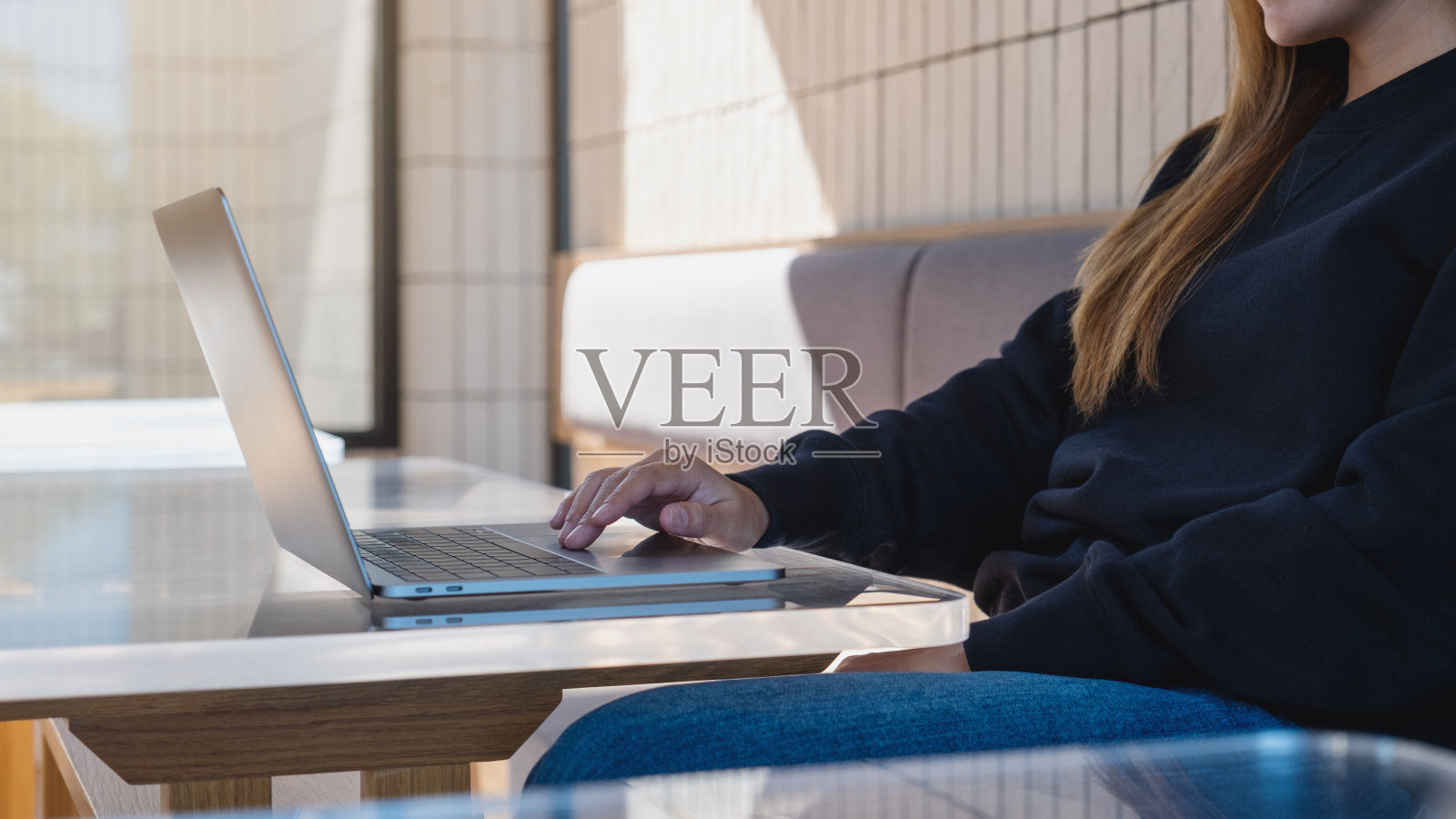 一个女人在笔记本电脑键盘上工作和打字的特写图像照片摄影图片