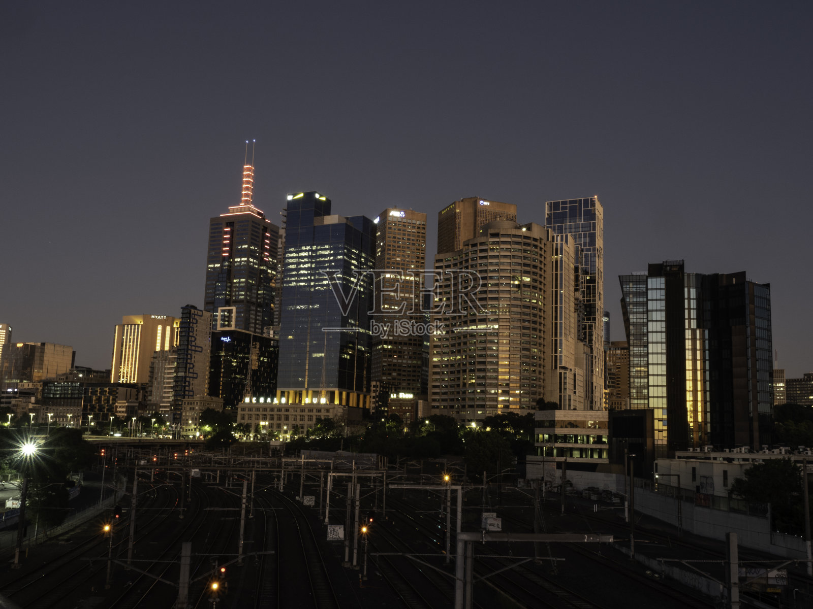 清晨的城市天际线和火车轨道照片摄影图片