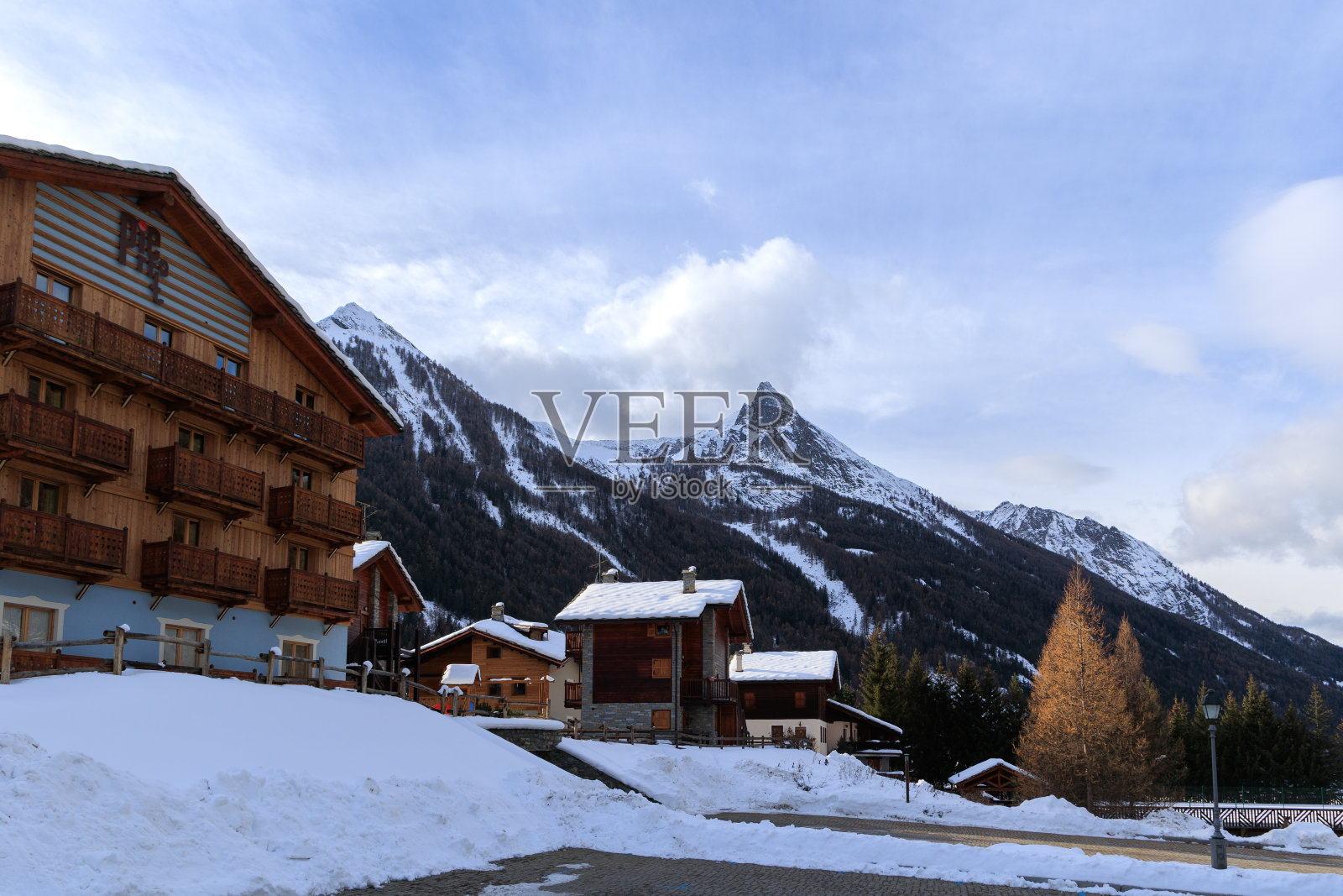 雪下干邑照片摄影图片