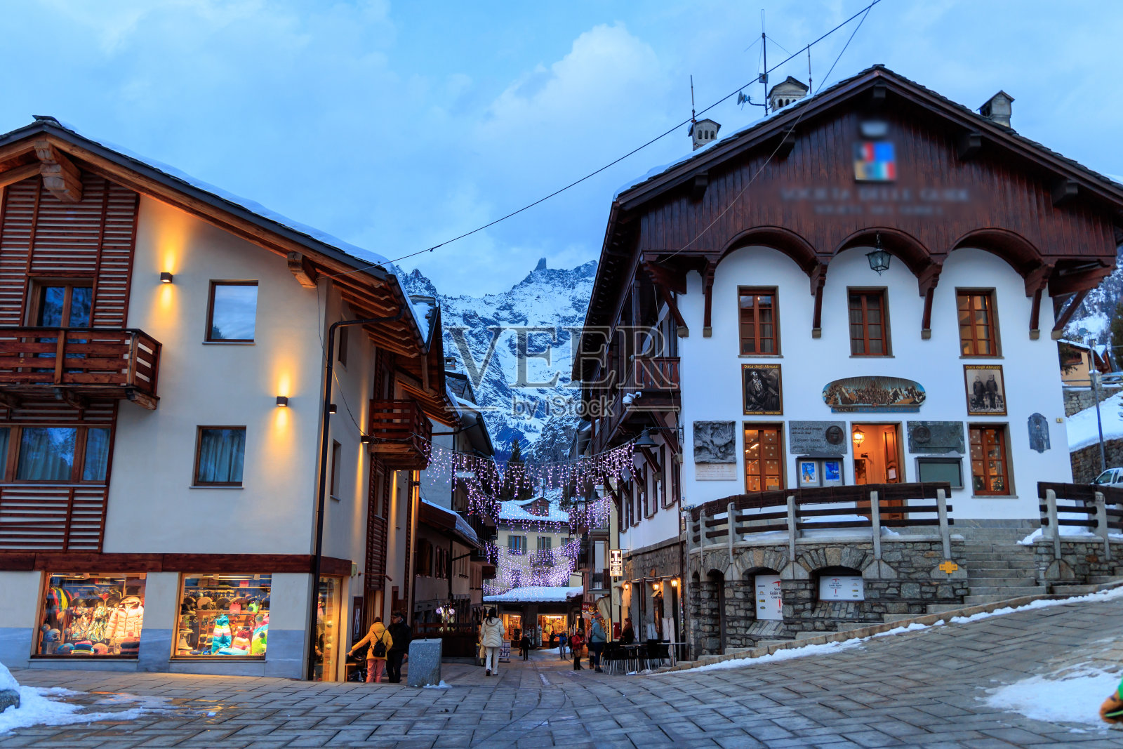 在圣诞期间的Courmayeur主广场照片摄影图片