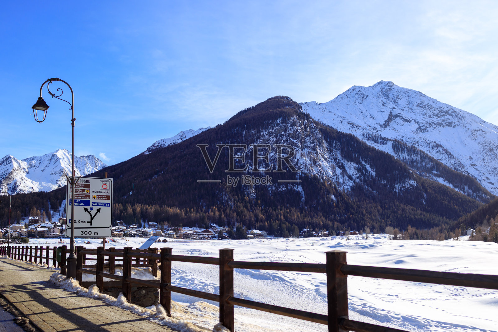 冬日白雪皑皑的群山景色照片摄影图片