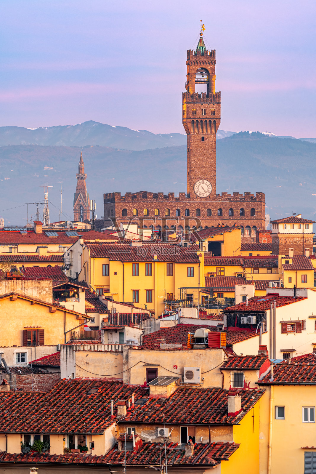 意大利佛罗伦萨，黄昏时的地标塔照片摄影图片