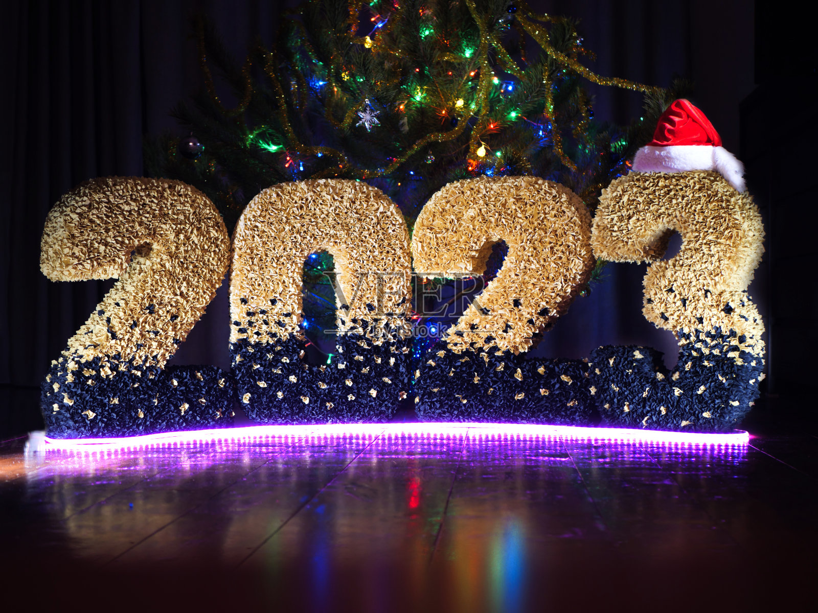 新年的背景安装灯笼。照片摄影图片