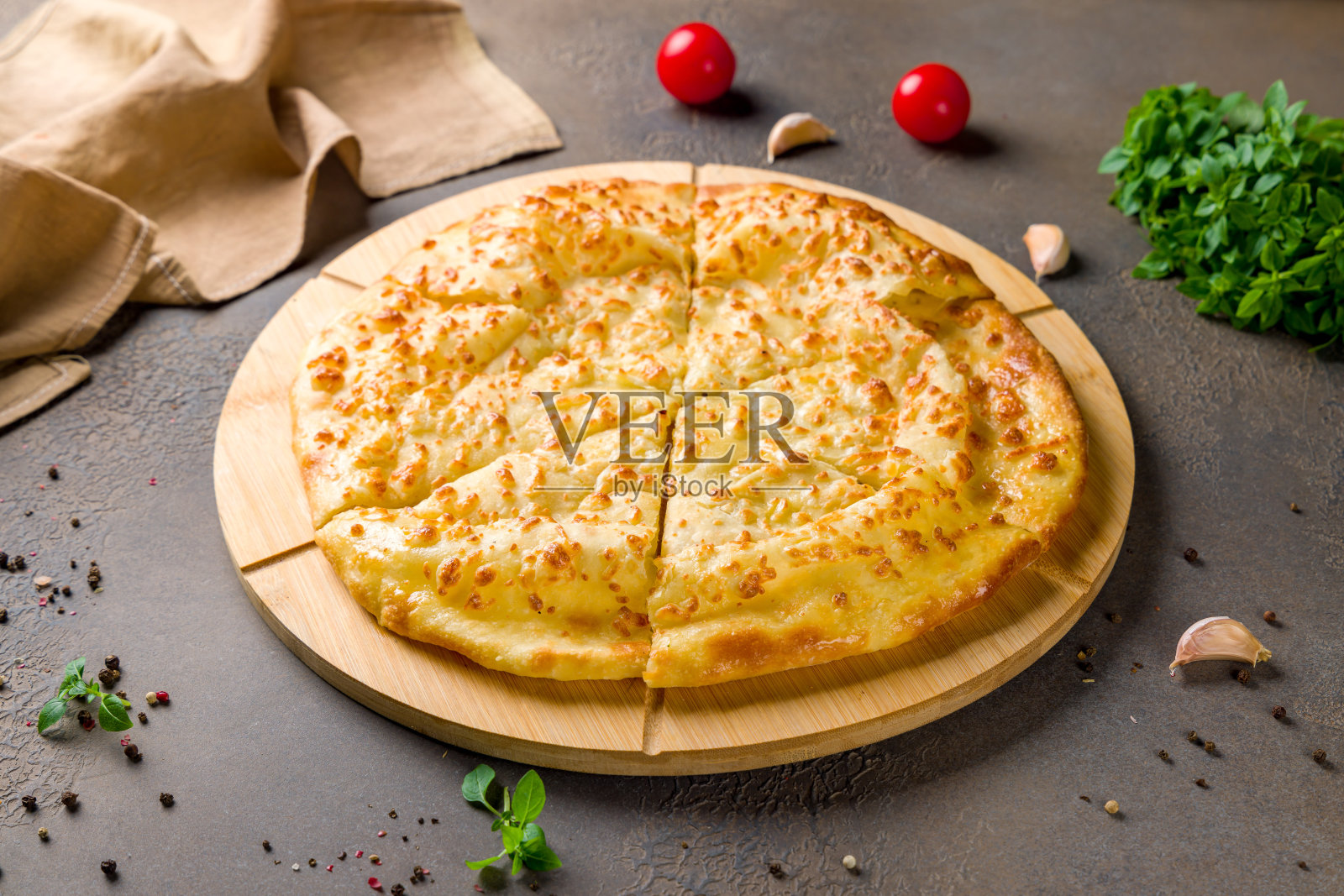 哈切布里配奶酪，梅格利安哈切布里，棕色餐桌上的格鲁吉亚菜照片摄影图片