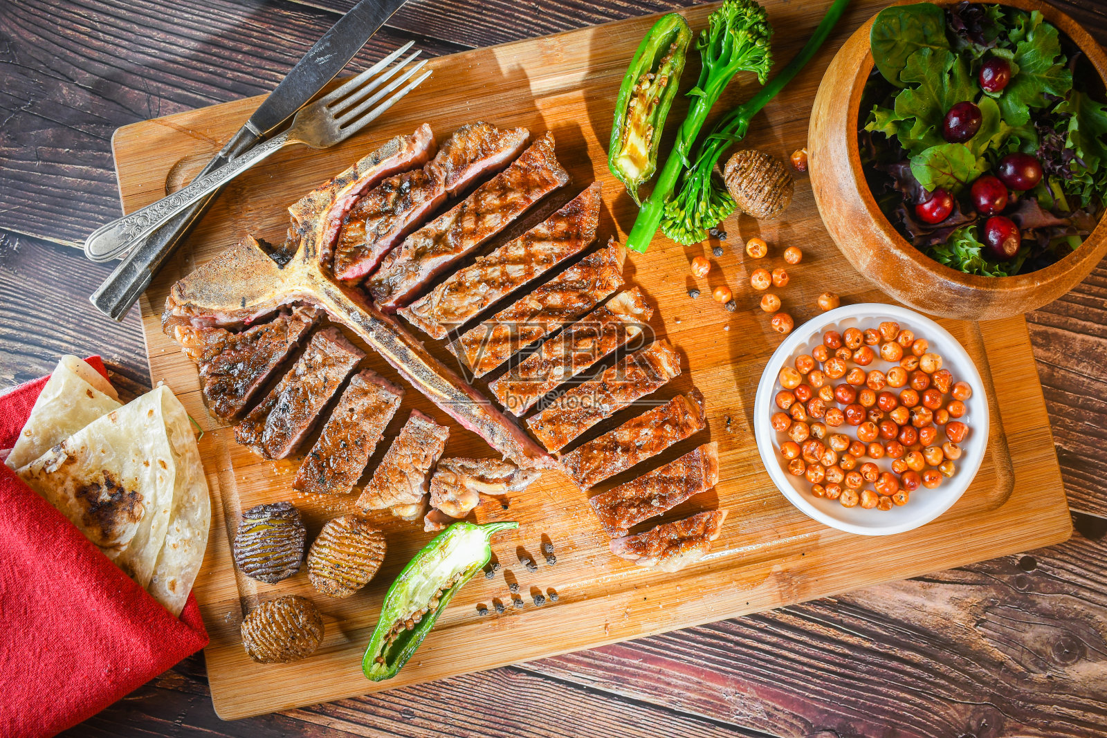 t骨牛排或上等腰牛排，用辣椒和沙拉烤成块照片摄影图片