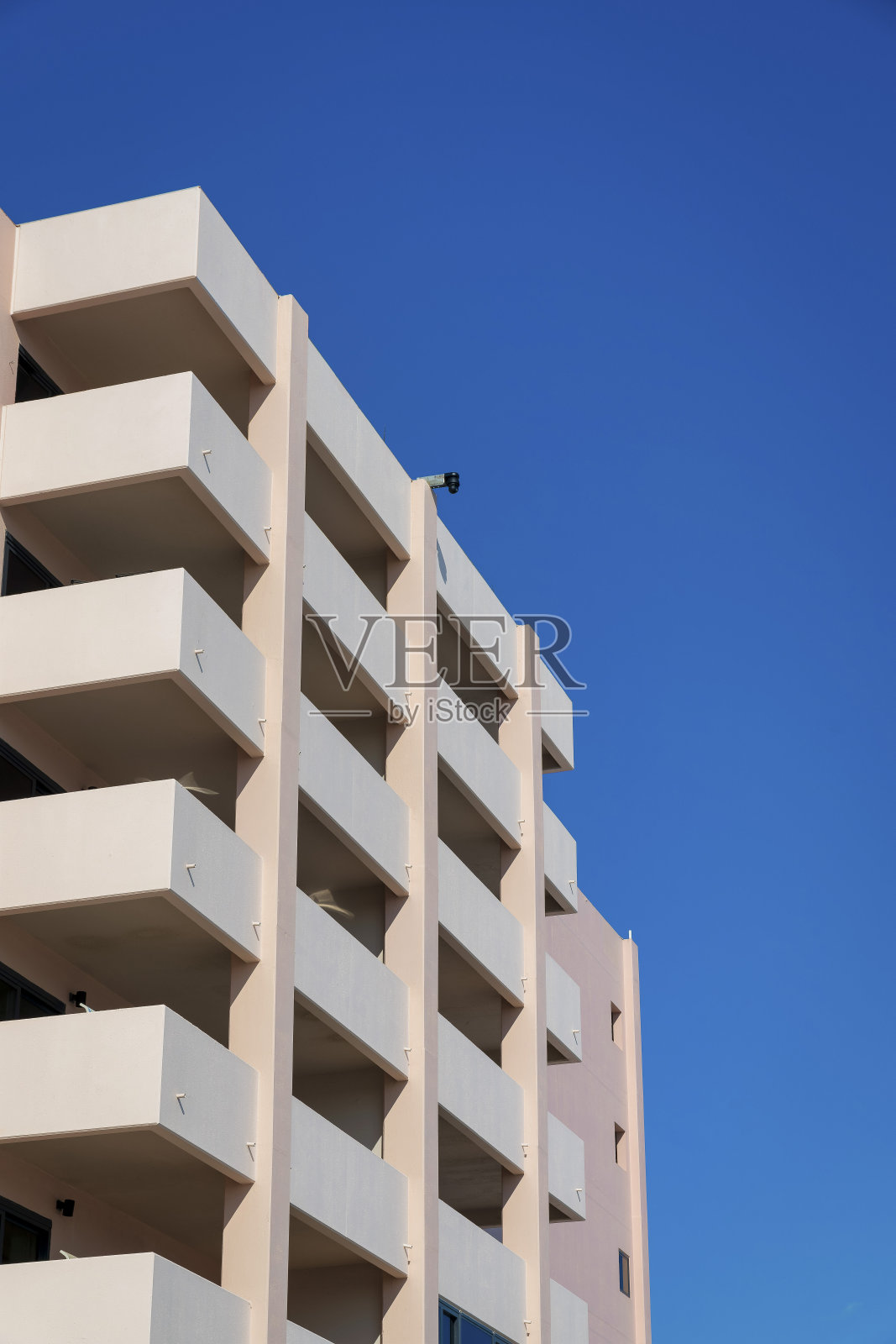 位于佛罗里达州德斯汀的多层建筑，顶部中心有阳台和安全摄像头照片摄影图片