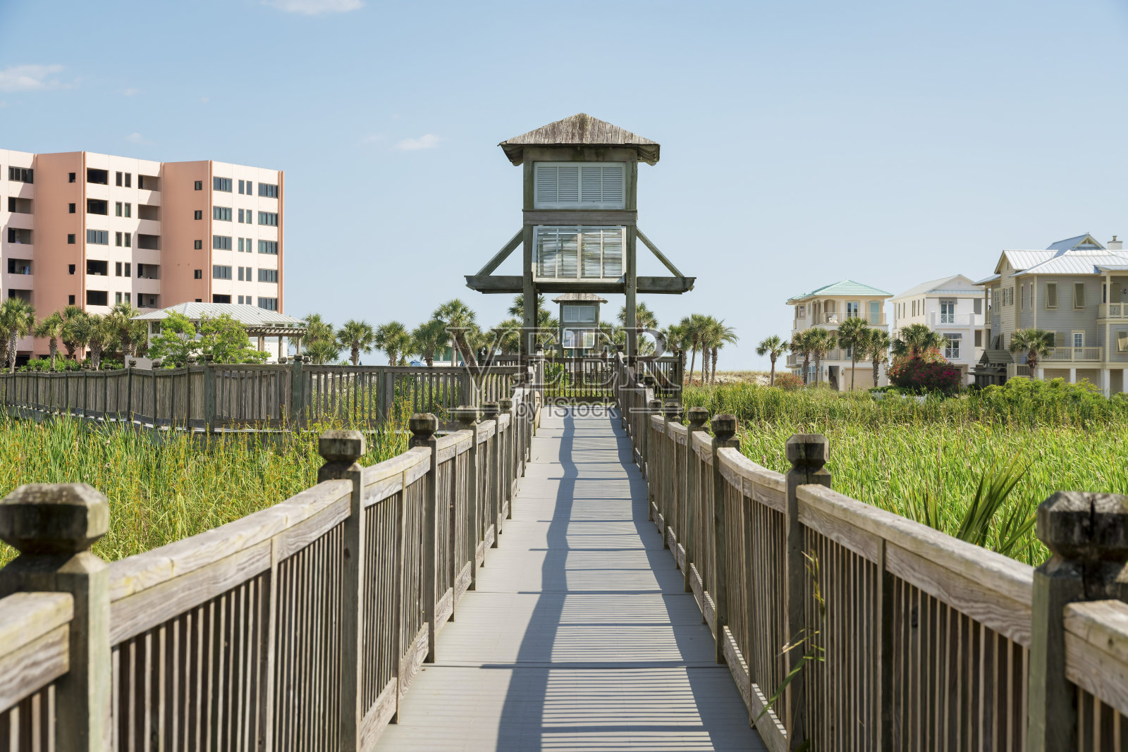 在佛罗里达州德斯汀的一个居民区，带有遮阳屋顶的木板路照片摄影图片