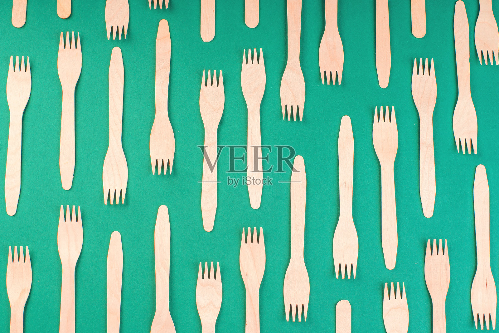 天然材料制作的生态餐具。没有塑料的生活。木质和纸质餐具。木制餐具。零浪费的概念。环保一次性餐具。回收的概念。关闭了。照片摄影图片