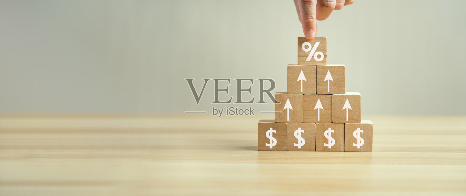 利率和股息，抵押贷款利率，投资回报，收入，退休补偿基金，投资，股息税。手放置上升的立方体棒和向上的百分比符号。照片摄影图片