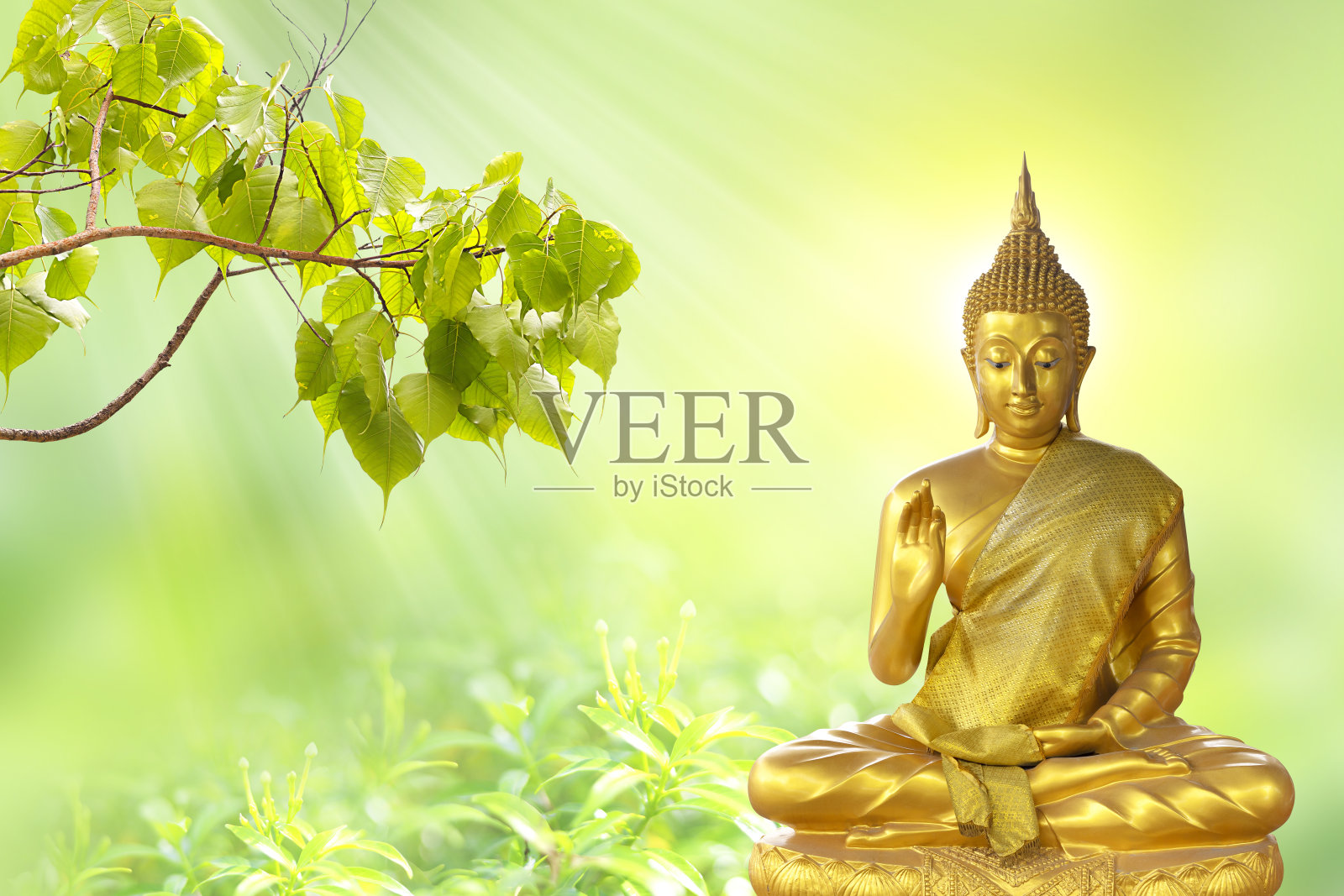 佛像坐在金黄色的背景，后面的菩提叶与复制空间。Magha Puja, Asanha Puja，卫塞节Puja日，泰国文化照片摄影图片