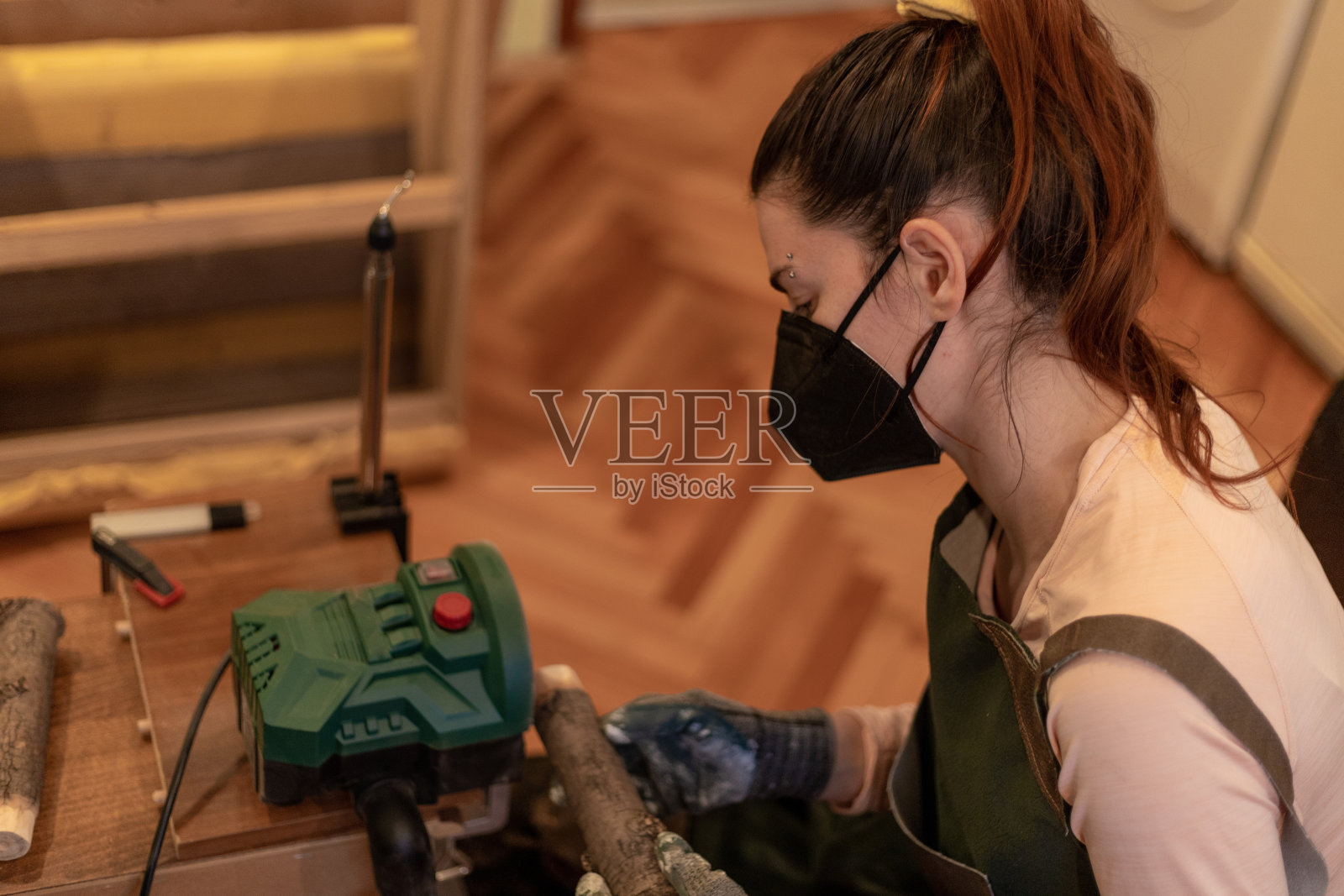 DIY木匠建造木制扶手椅的室内设计照片摄影图片