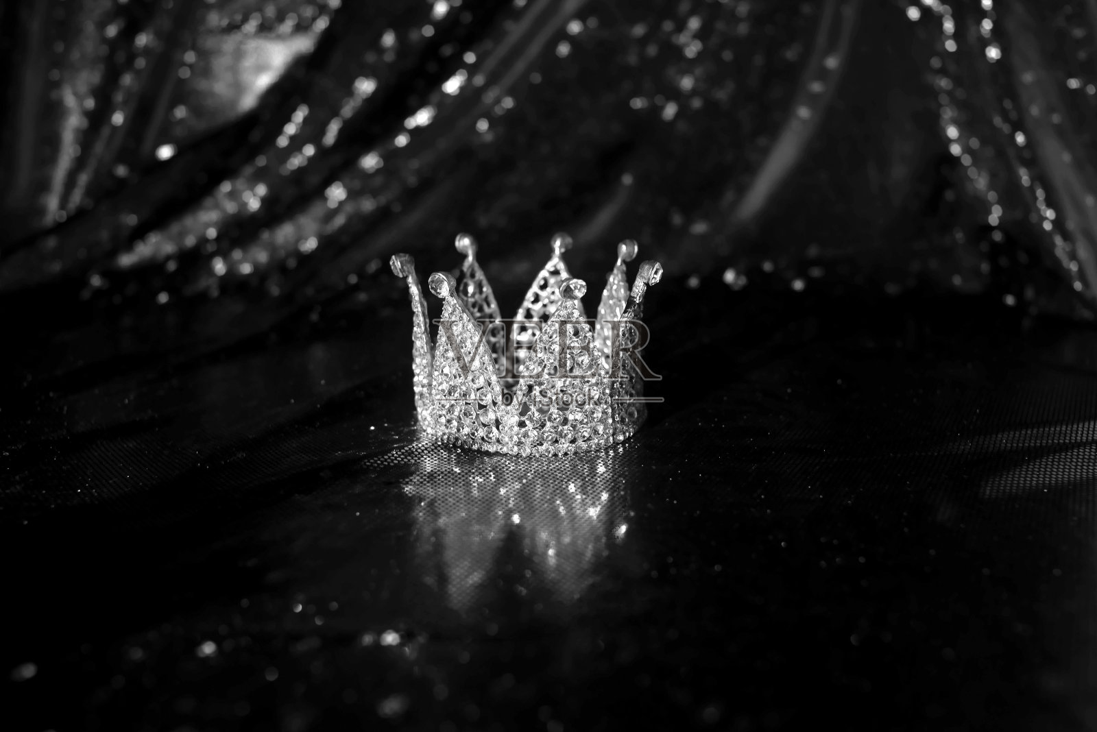 皇家皇冠上的豪华绸缎，丝绸面料背景。黑白两色照片摄影图片