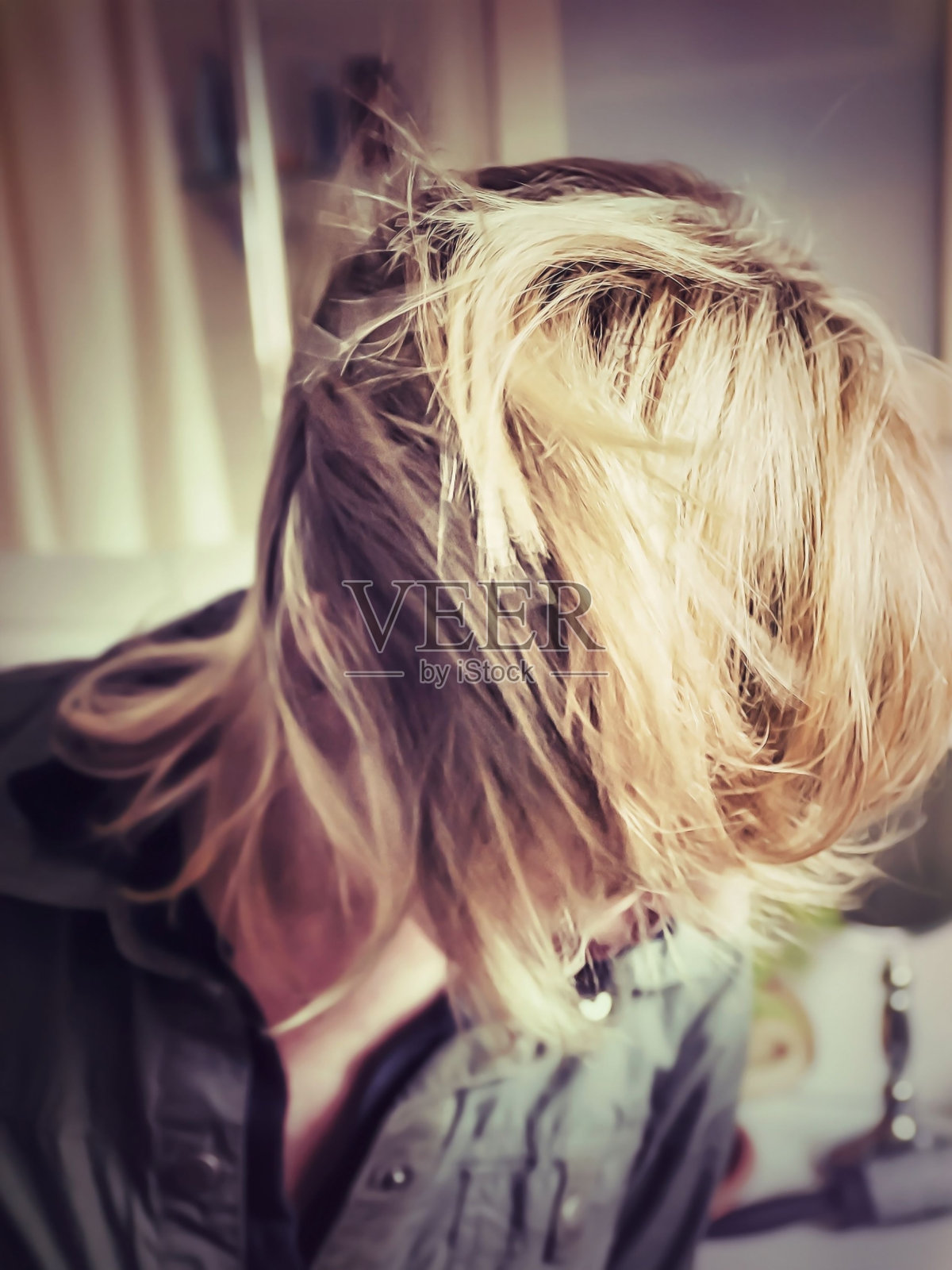 一个金发女人的肖像吹干她的头发在她的浴室照片摄影图片