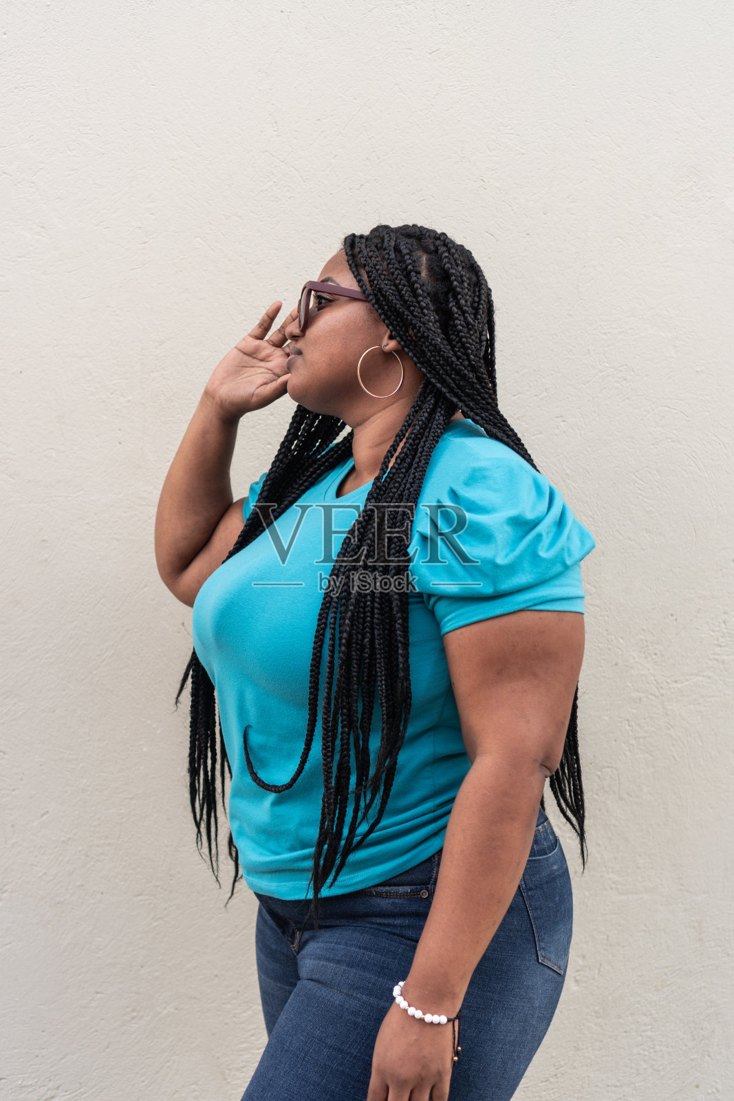 女子的肖像与辫子发型和蓝色衬衫照片摄影图片