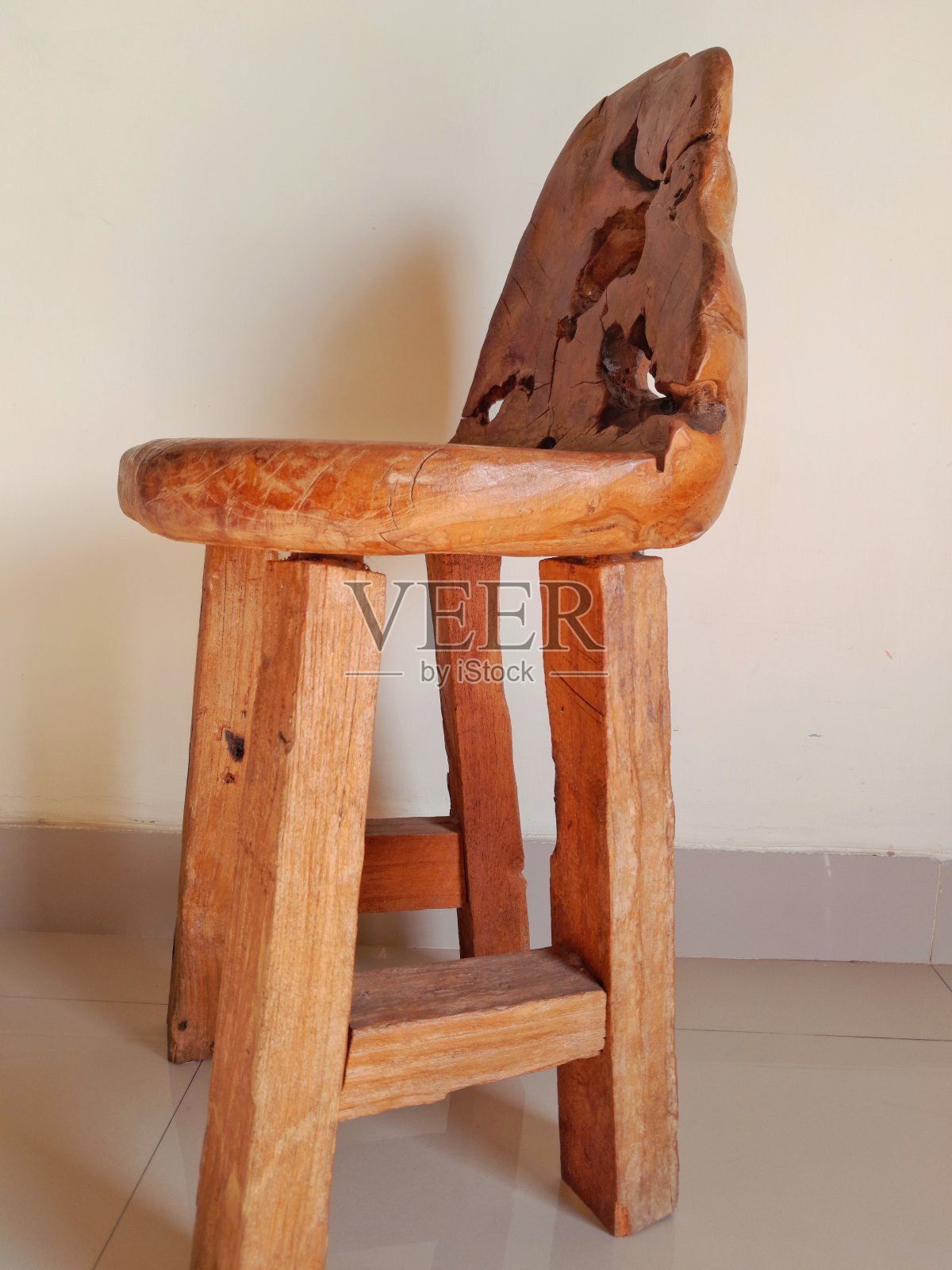 一把古色古香的木椅放在墙前，以近距离的角度摆放照片摄影图片