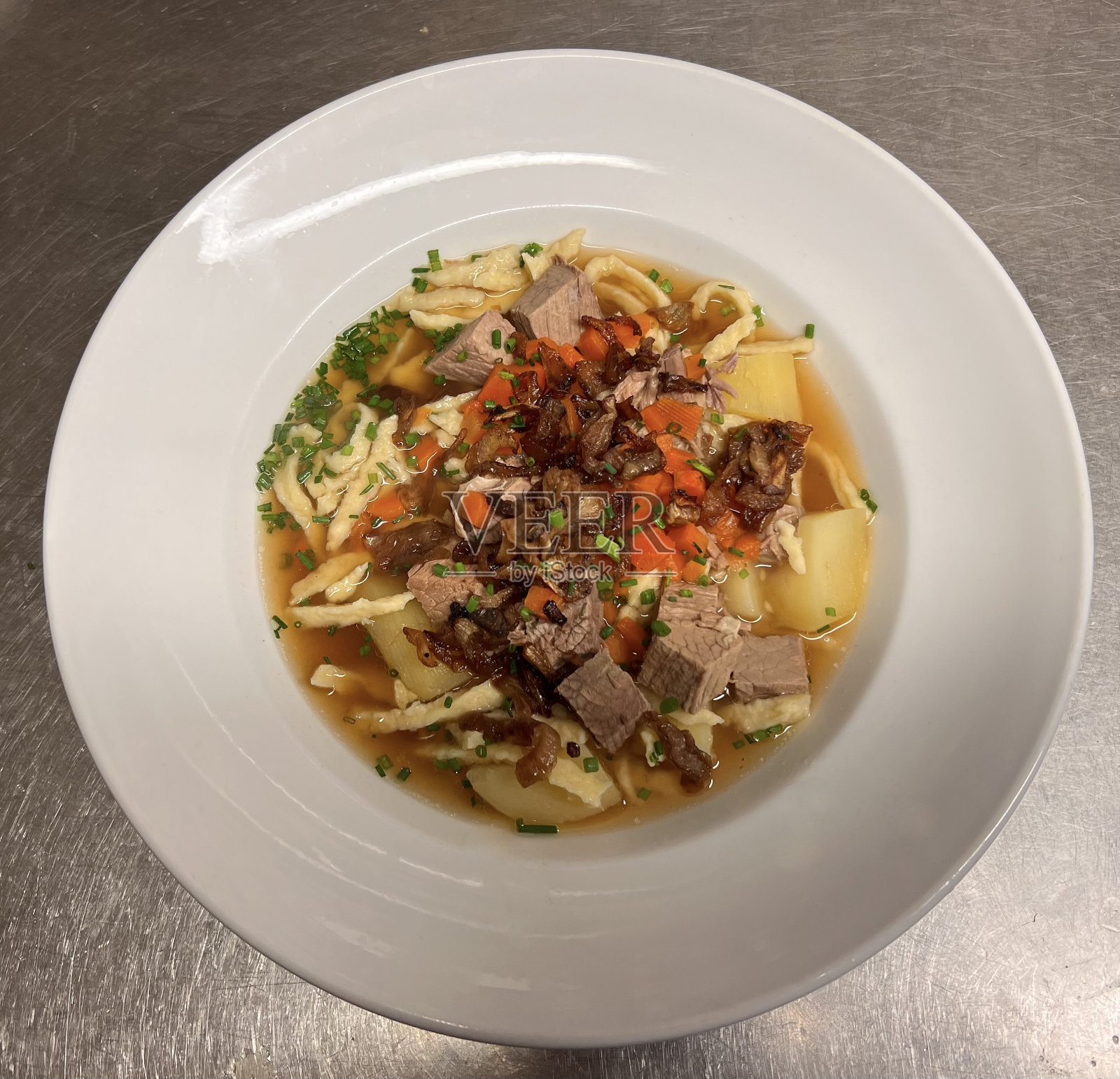 typical Swabian Restaurant in Schwäbisch Gmünd Ostalbkreis Baden Württemberg - stew Gaisburger Marsch with Spätzle potatoes beef meat chives onions broth carrots照片摄影图片