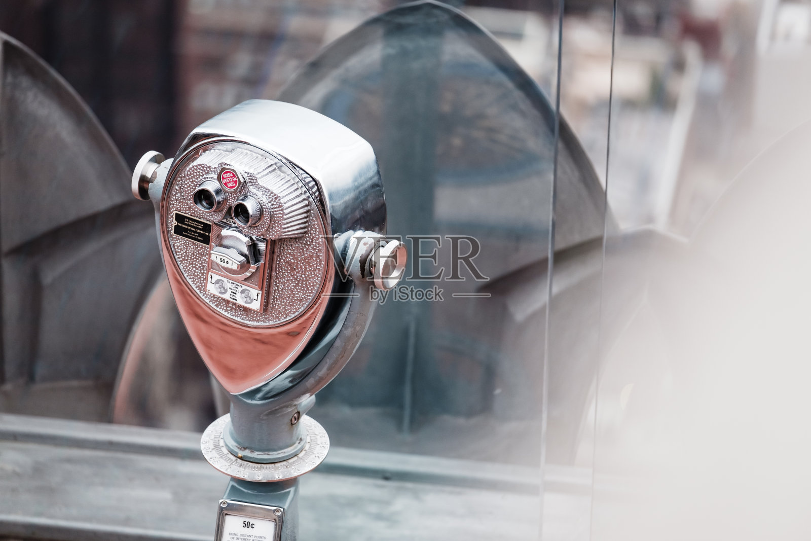 金属投币双筒望远镜的高角度镜头。照片摄影图片