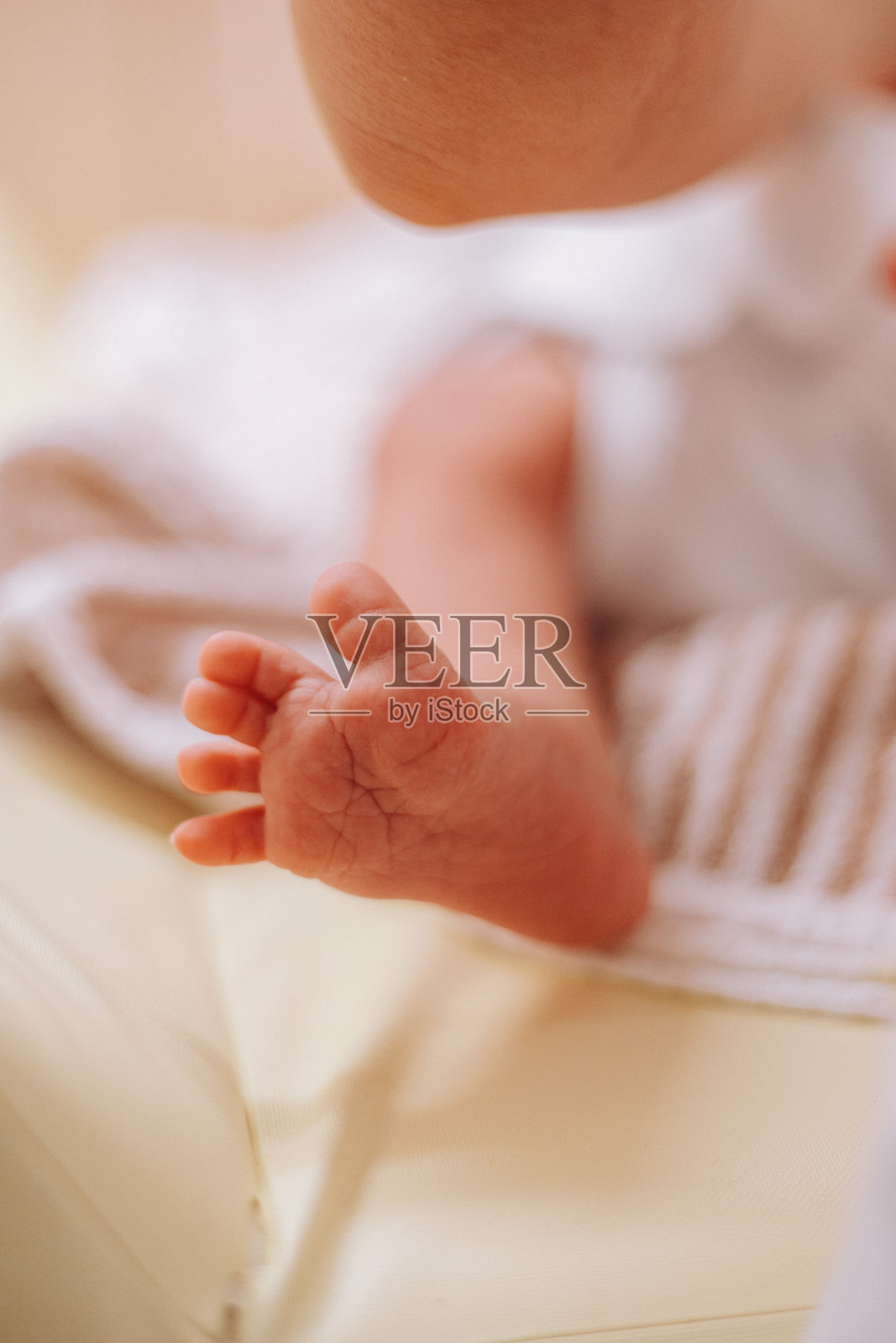 在一个模糊的背景上，一个婴儿的脚淋浴后的特写照片摄影图片