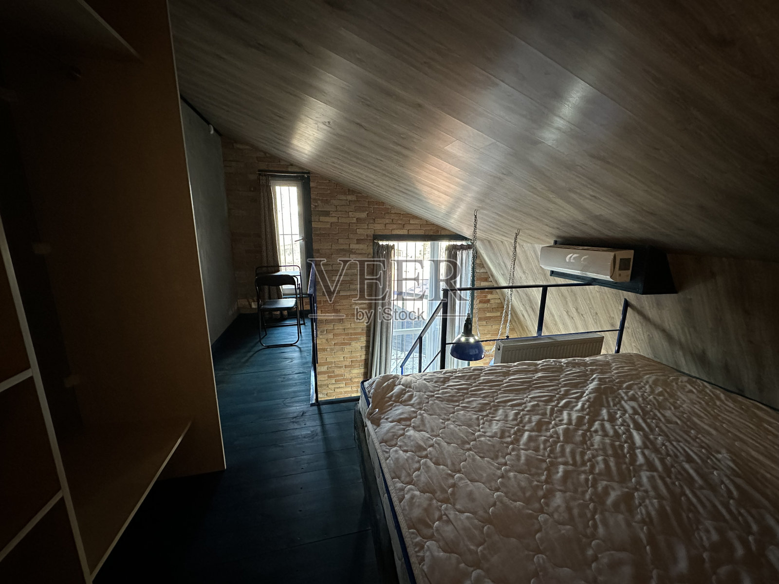 木制的生态房子里面有床照片摄影图片