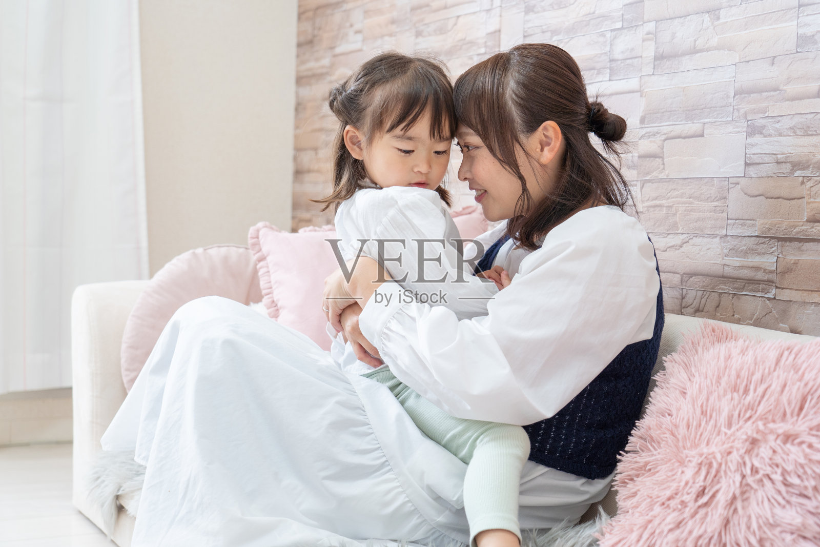 母亲担心孩子发烧照片摄影图片