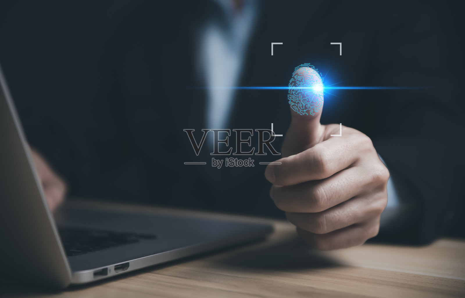 商人通过电脑扫描指纹进行身份验证和生物识别，以供私人访问。照片摄影图片