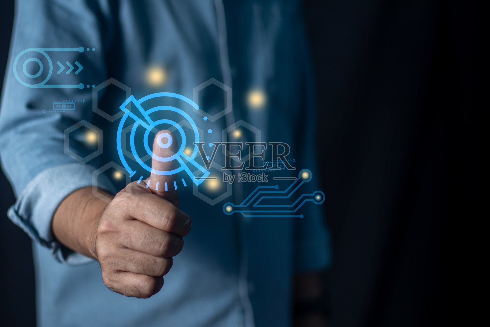 男子通过触摸屏扫描手指照片摄影图片