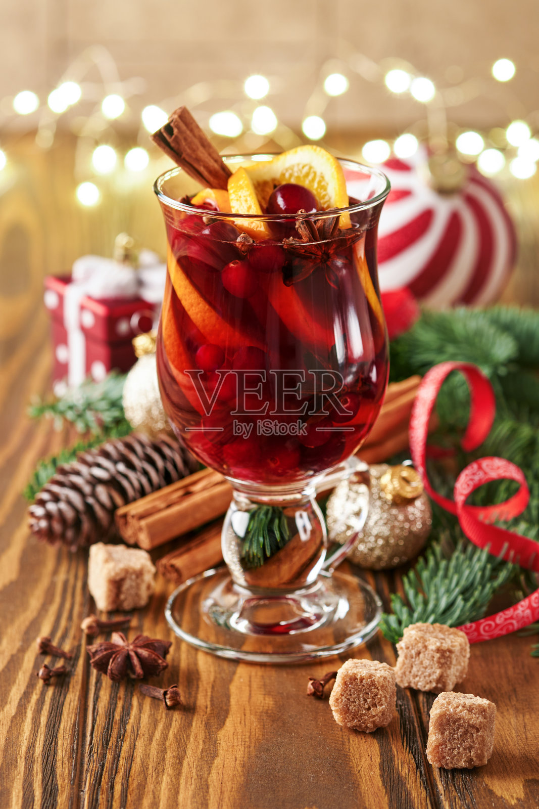 圣诞热红酒。一杯有肉桂，茴香，糖和冷杉树枝装饰的芳香香料的热葡萄酒。传统的圣诞节日饮料。冬季圣诞饮料。照片摄影图片