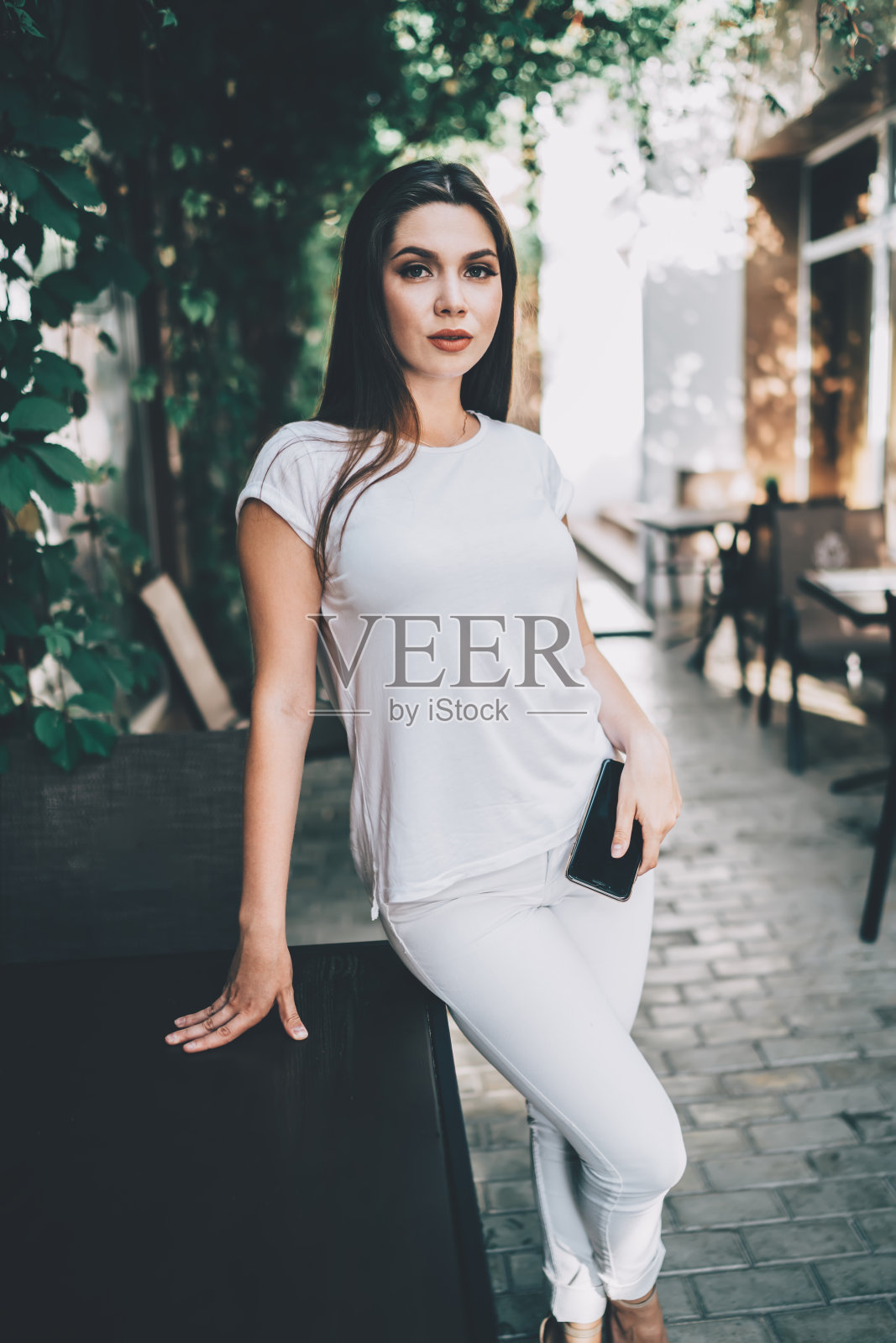 内容时尚的女性在街头咖啡馆闲逛照片摄影图片