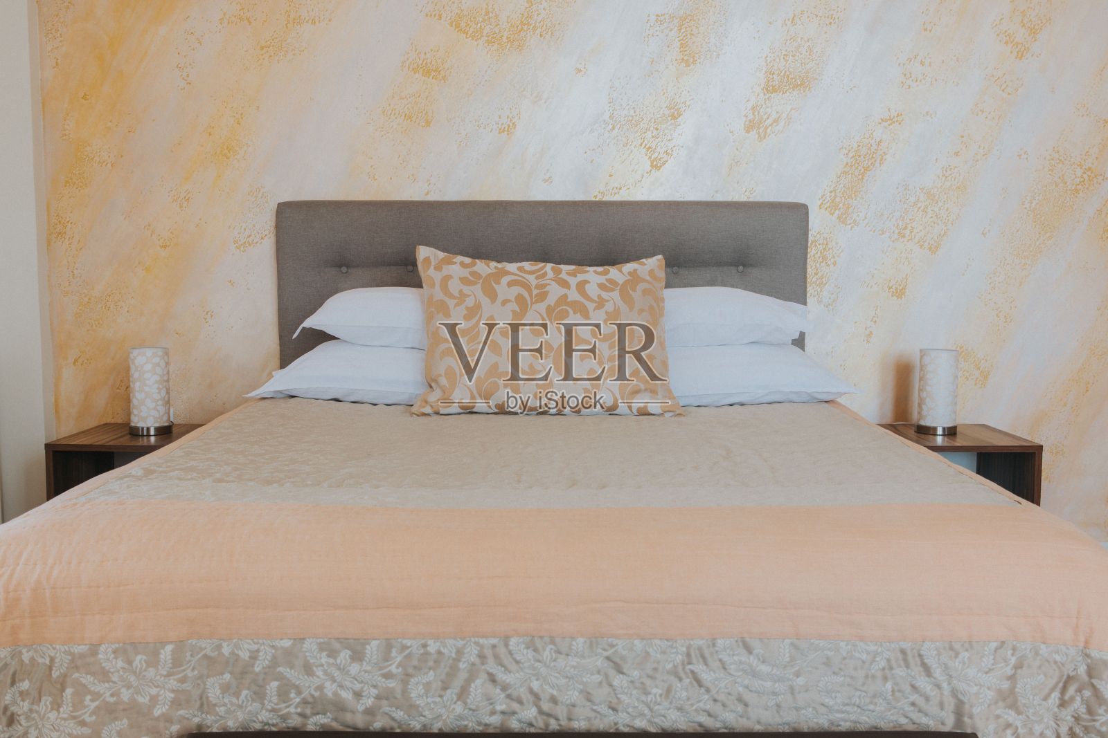 卧室内一张床的特写镜头照片摄影图片