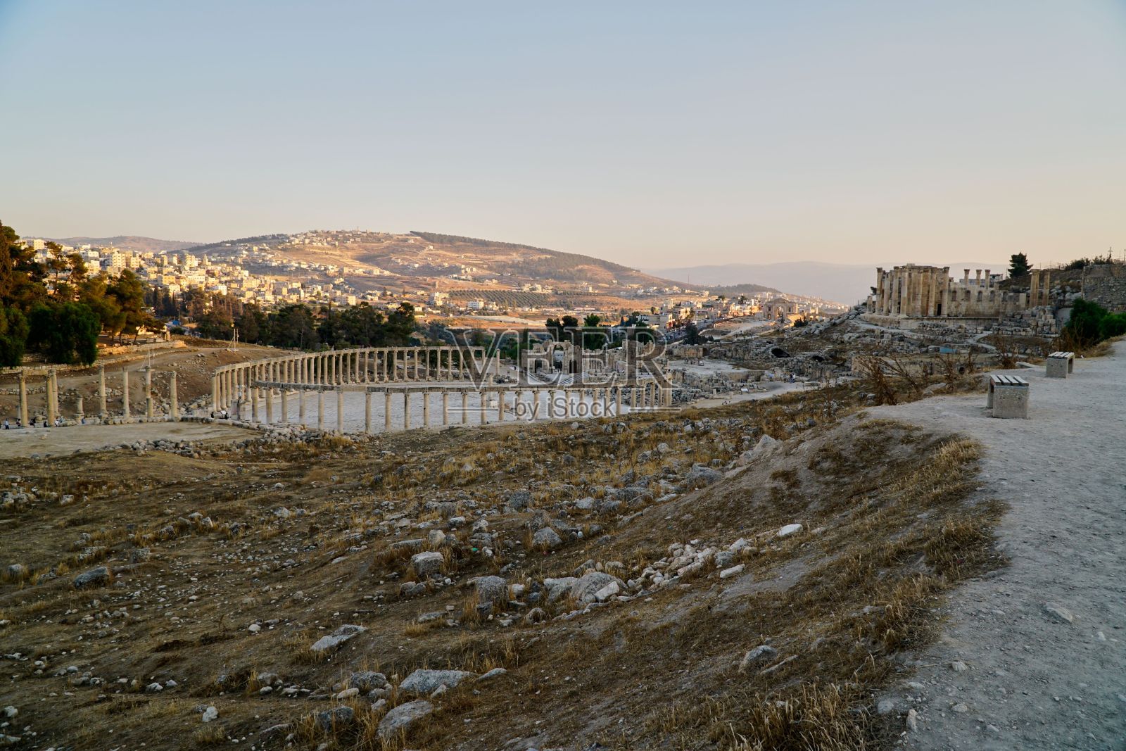 石庙废墟与蓝天照片摄影图片