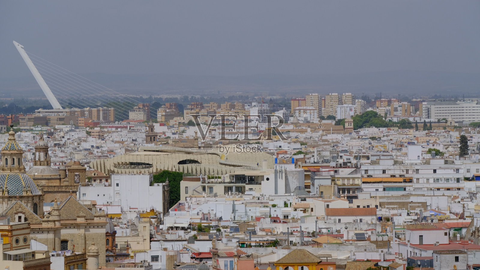 西班牙塞维利亚美丽的古老城市景观和传统建筑照片摄影图片