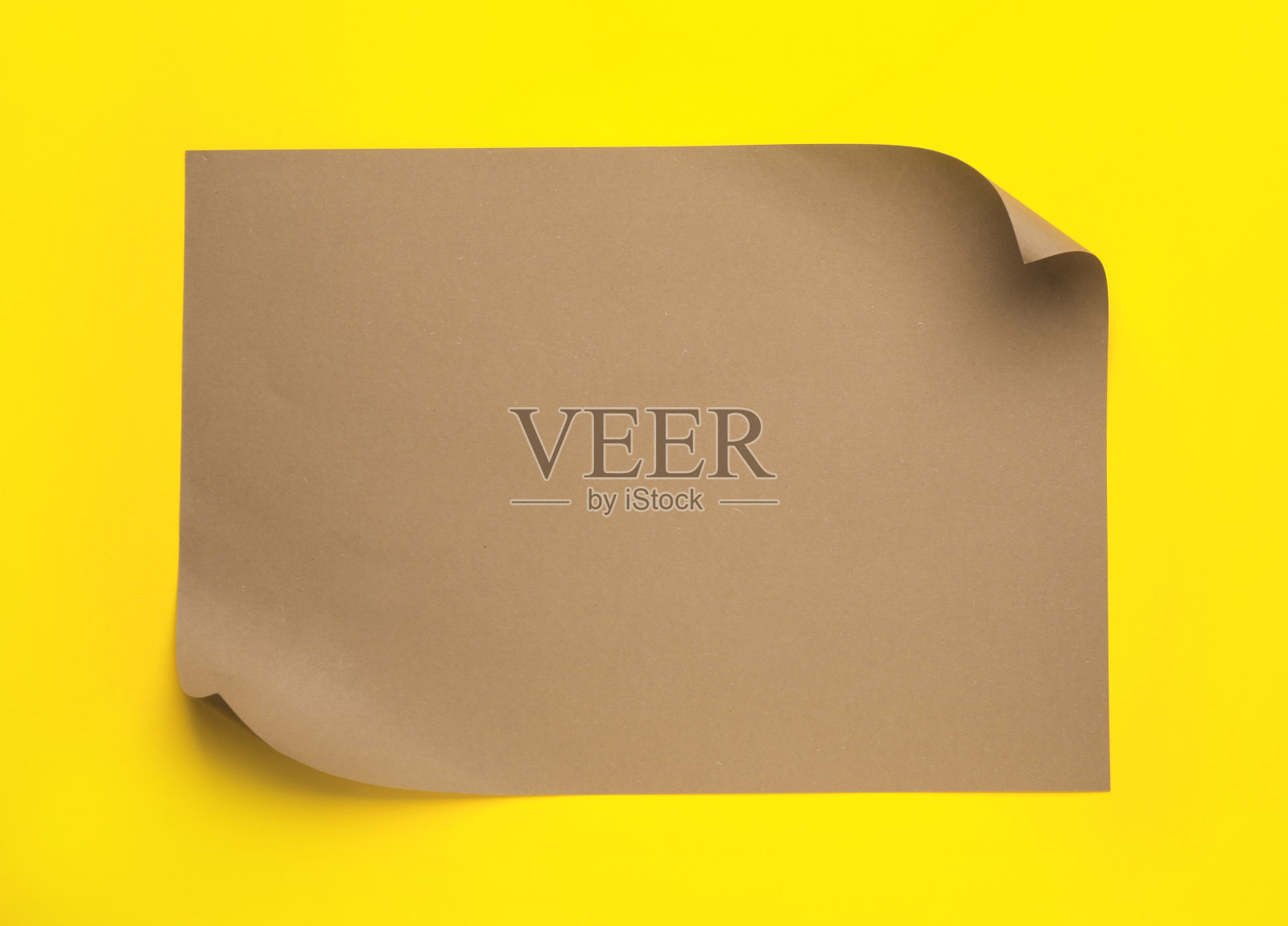 一张黄色背景的棕色纸，俯视图照片摄影图片