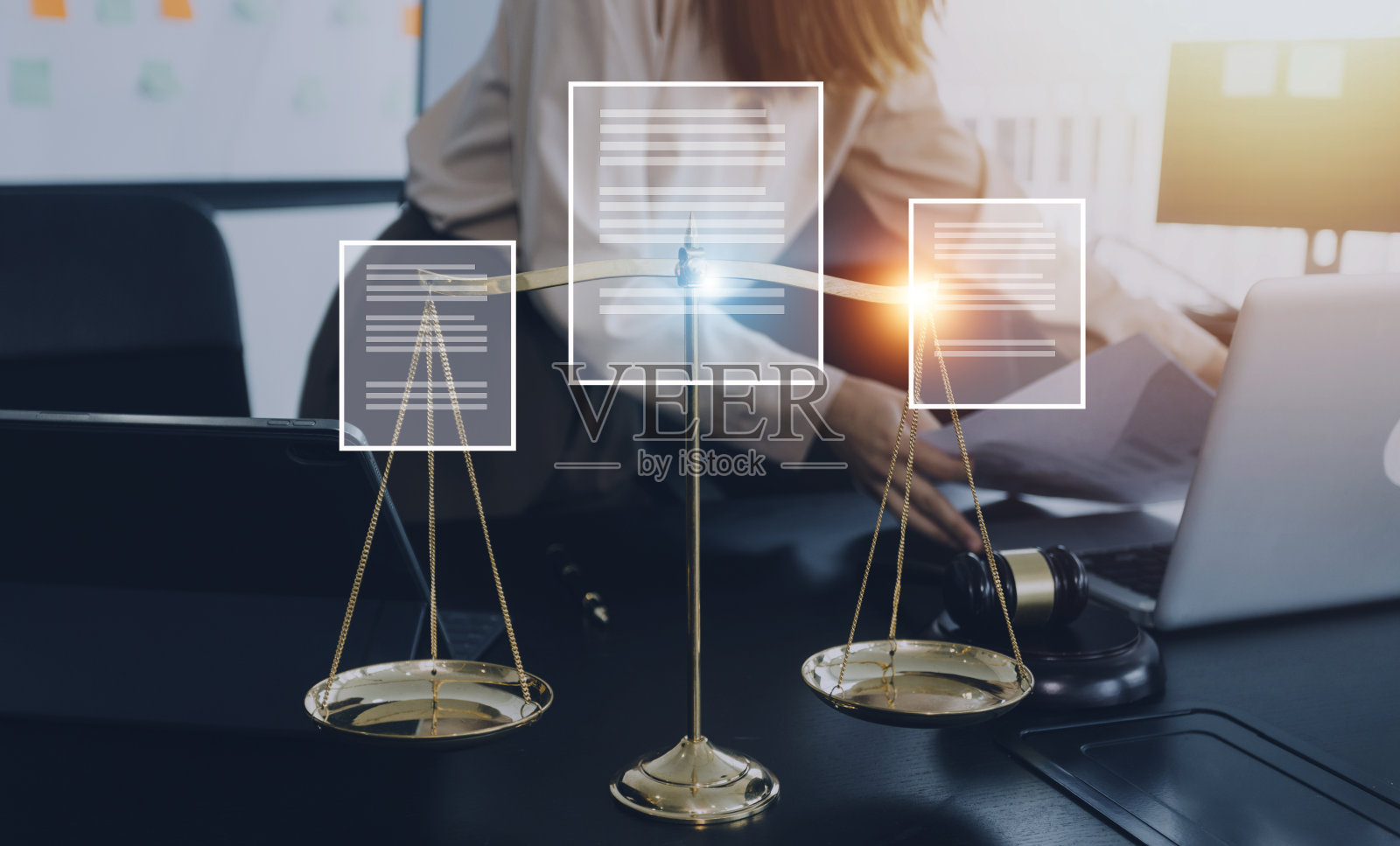 正义与法律观念。男法官在法庭上拿着木槌，用着工作，电脑和键盘对接，戴着眼镜，在晨光中坐在桌子上照片摄影图片