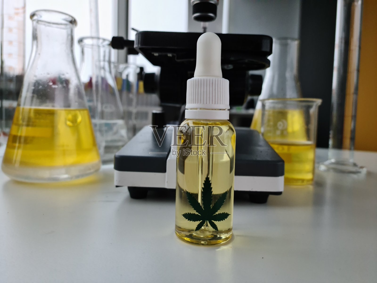 一小瓶大麻提取物特写。在实验室非法生产大麻照片摄影图片